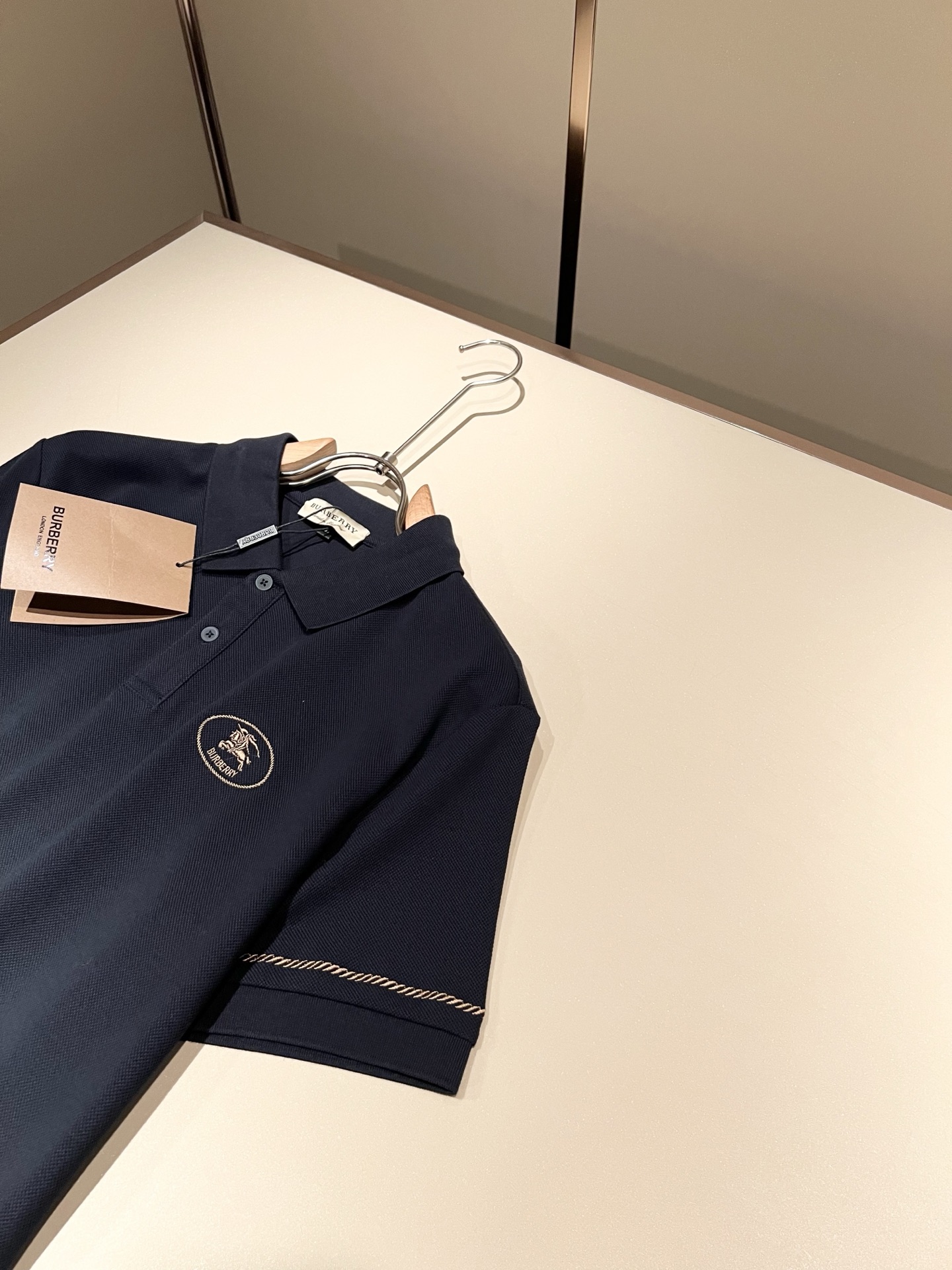Bur*erry 巴*莉 2026春夏新款男士短袖Polo衫，品牌最新设计元素！既不单调也不复杂,恰到好