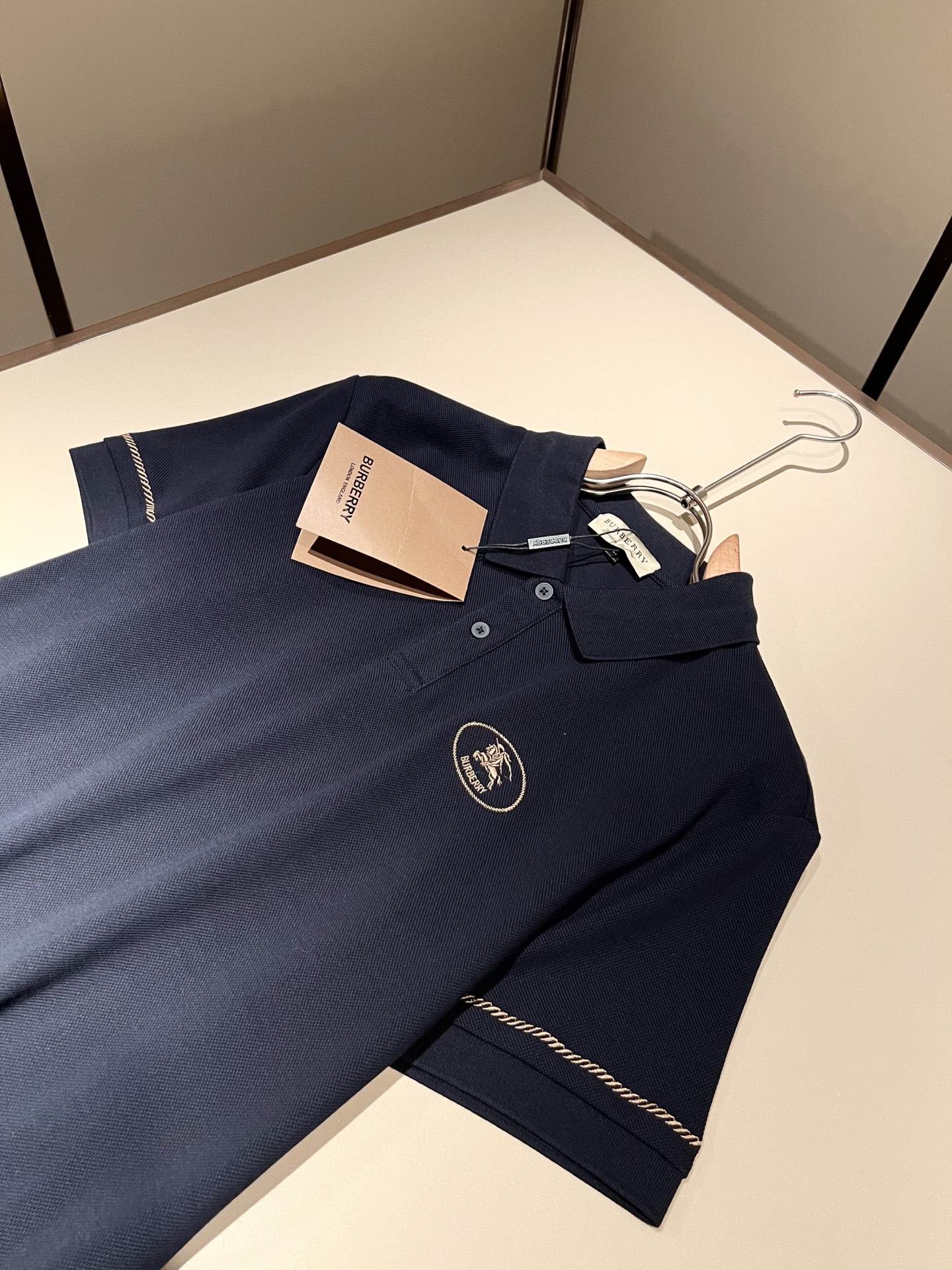 Bur*erry 巴*莉 2026春夏新款男士短袖Polo衫，品牌最新设计元素！既不单调也不复杂,恰到好