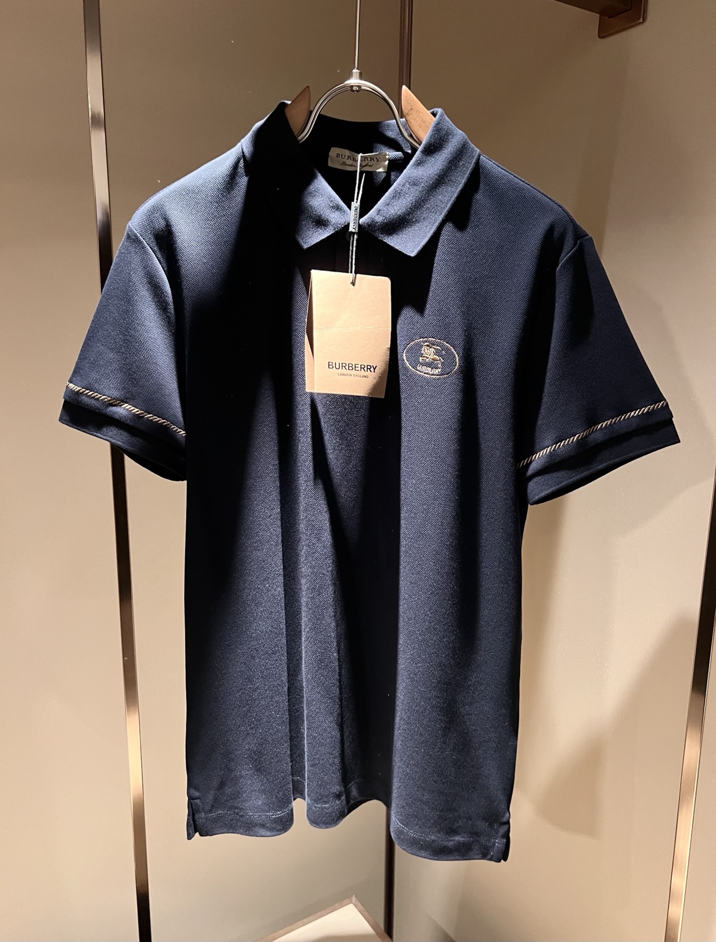 Bur*erry 巴*莉 2026春夏新款男士短袖Polo衫，品牌最新设计元素！既不单调也不复杂,恰到好
