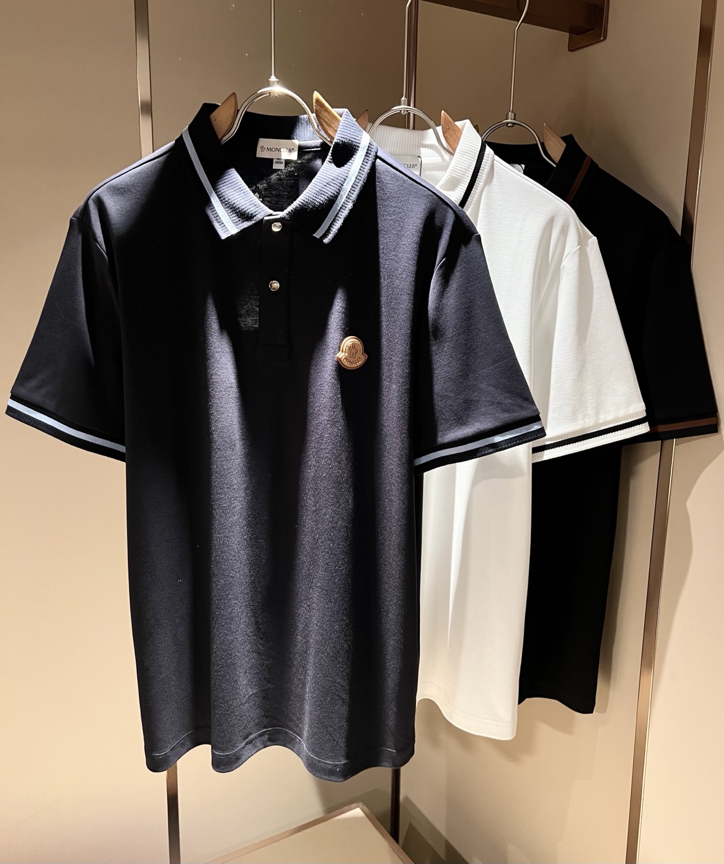 NO:746602,MON Meng**kou 2026 spring and summer new men's original men's short-sleeved POLO shirts, products from trading companies, are on sale simultaneously on the official website!  This type of basic item must appear every season. It is made of imported pure cotton, which has both comfort and breathability. It has full visual value and is decorated with a logo badge!  A highly wearable item!  Standard cut, comfortable stretch, unrestricted movement!  The design of the lapels not only meets the needs of simple style, but also has strong practicality and high-end atmosphere!  Universal and versatile style. Sizes M-4XL, T-shirt,19860909MON蒙**口2026春夏新款男士原单男士短袖POLO衫,贸易公司货,官网同步发售！此类型的基础单品是每季必出现的,客供进口纯棉,舒适性与透气性兼备,整体视觉值满分,标志logo徽章修饰！穿搭率极高的单品！版型剪裁标准,伸展舒适,运动无拘束！翻领的设计在满足简约的风格上的需求同时,实穿性强,高端大气上档次！ 万能百搭款.尺码M-4XL,,T-shirt,,Men's clothing