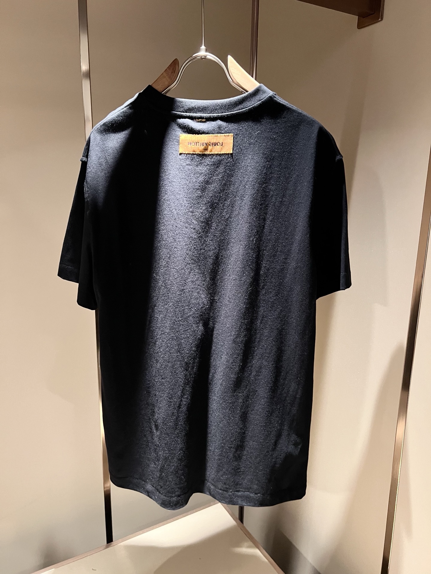 LouisVuitt*路易*登 2026春夏全新系列单品上线，非常时髦前卫的一款男女同款短袖T恤，标识l