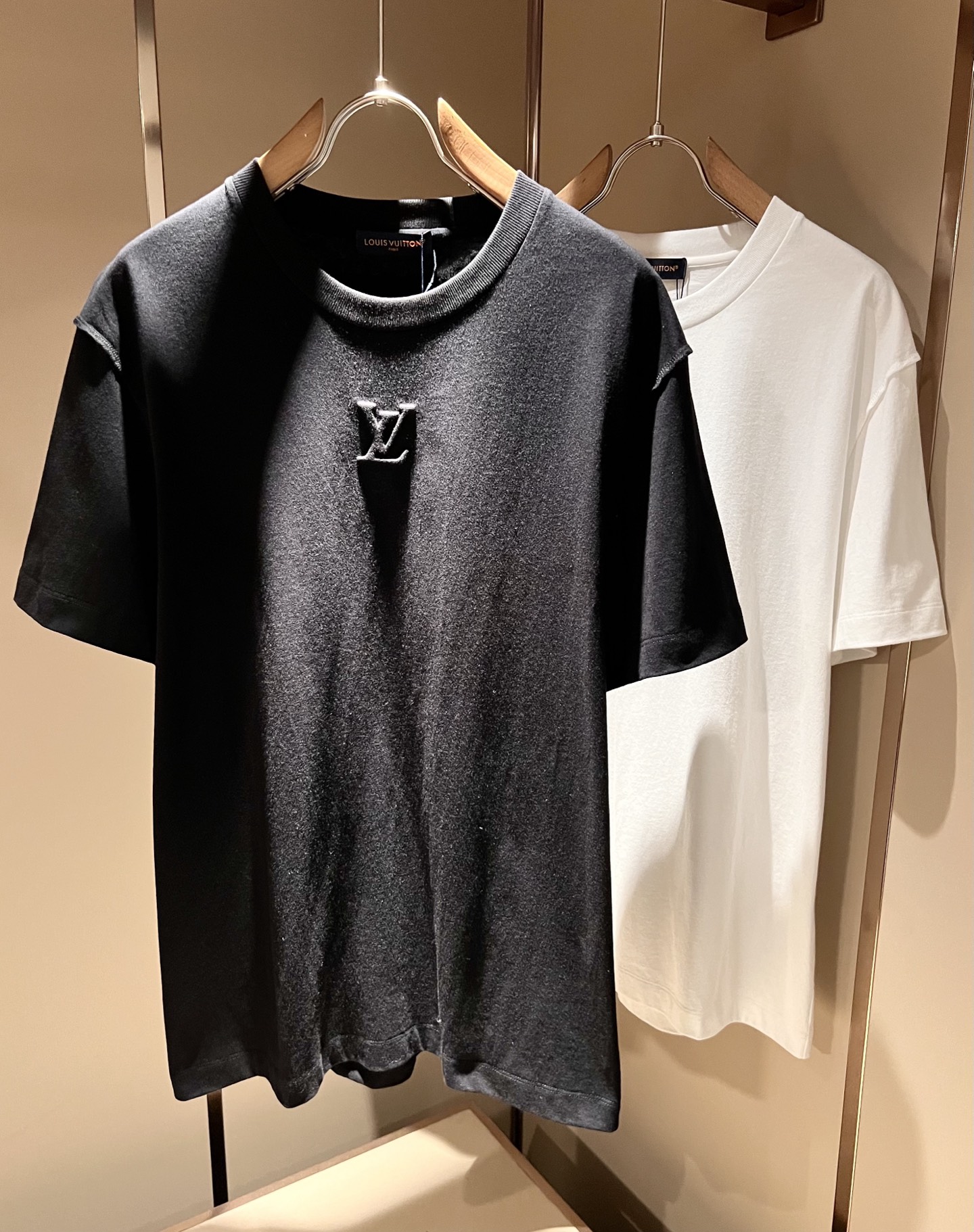 NO:746599,LouisVuitt* Louis*den's 2026 spring and summer new series of items are online. It is a very fashionable and avant-garde short-sleeved T-shirt for men and women, with logo pattern laminated and decorated!  It is different from the past and declares the design concept of brand inheritance!  Its eye-catching appeal is no less than any classic style, perfectly presenting the sense of fashion, high-end and luxury to the world!  It is made of 260 grams of imported 100% cotton material. It is made of high-quality pure cotton fabrics. It feels soft and skin-friendly. It will definitely exceed your imagination when you get it. It is extremely comfortable and breathable. Even if you sweat profusely, you will not feel greasy or stuffy. It maximizes sweat wicking and moisture 19860909LouisVuitt*路易*登 2026春夏全新系列单品上线,非常时髦前卫的一款男女同款短袖T恤,标识logo图案压胶修饰！区别于以往的不同,宣示品牌传承的设计理念！其吸睛度完全不亚于任何经典款式,将时髦高级感与奢华感完美呈现在世人眼前！客供进口260克全棉材质制成,精选优质纯棉面料,触感软糯亲肤细腻,实物到手绝对超乎你的想象,贴身无比舒适透气,即便是汗流浃背也不会有腻身及闷热感可言,将排汗吸湿性发挥到了极致！尺码M-3XL,,louis vuitton,louis vuitton,T-shirt,tees，t-shirt,,Men's clothing