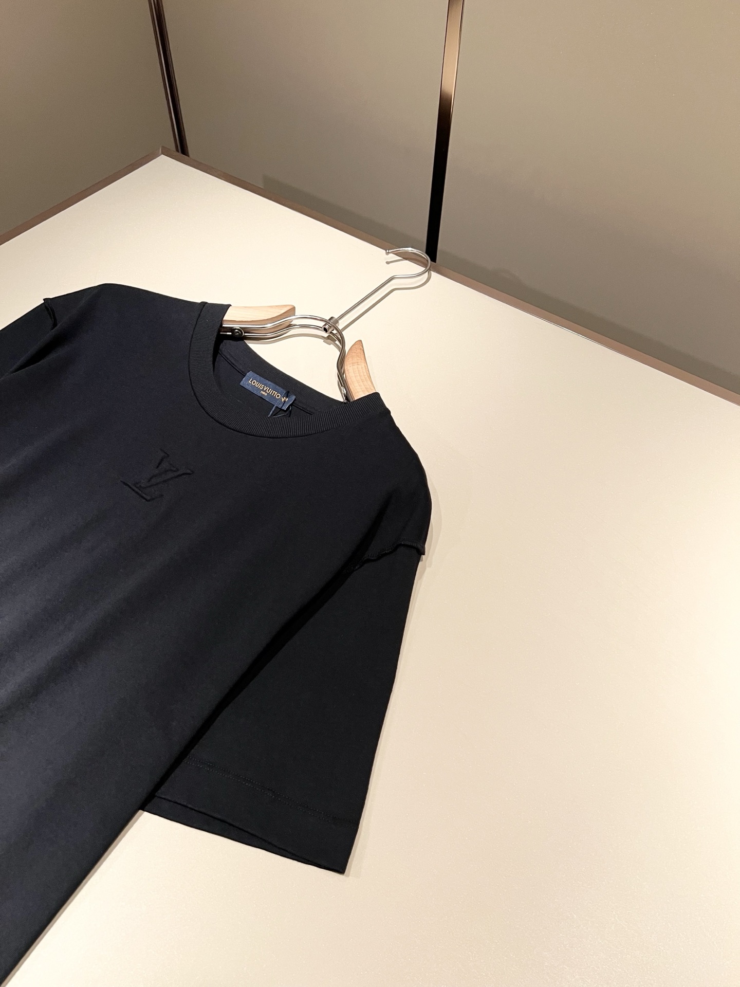 LouisVuitt*路易*登 2026春夏全新系列单品上线，非常时髦前卫的一款男女同款短袖T恤，标识l