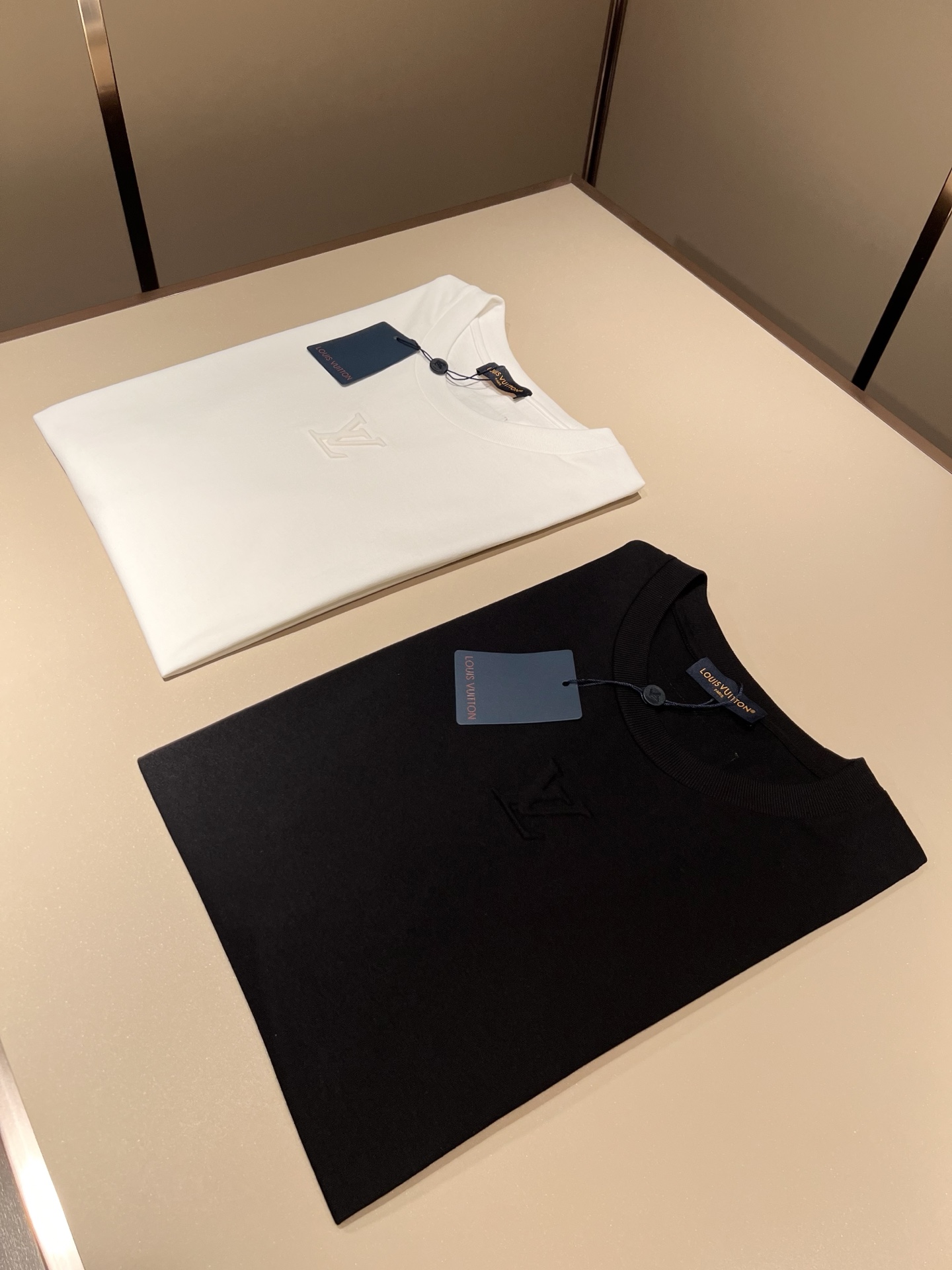 LouisVuitt*路易*登 2026春夏全新系列单品上线，非常时髦前卫的一款男女同款短袖T恤，标识l