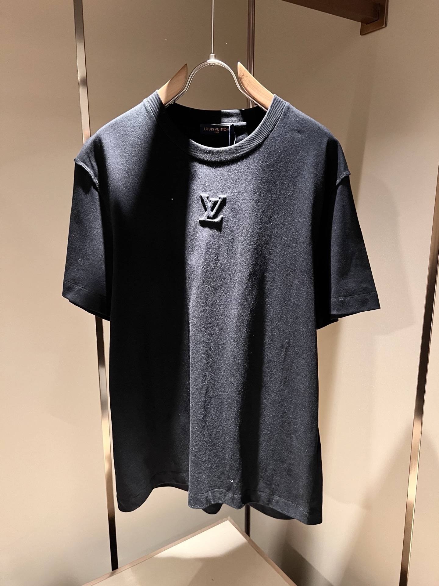 LouisVuitt*路易*登 2026春夏全新系列单品上线，非常时髦前卫的一款男女同款短袖T恤，标识l