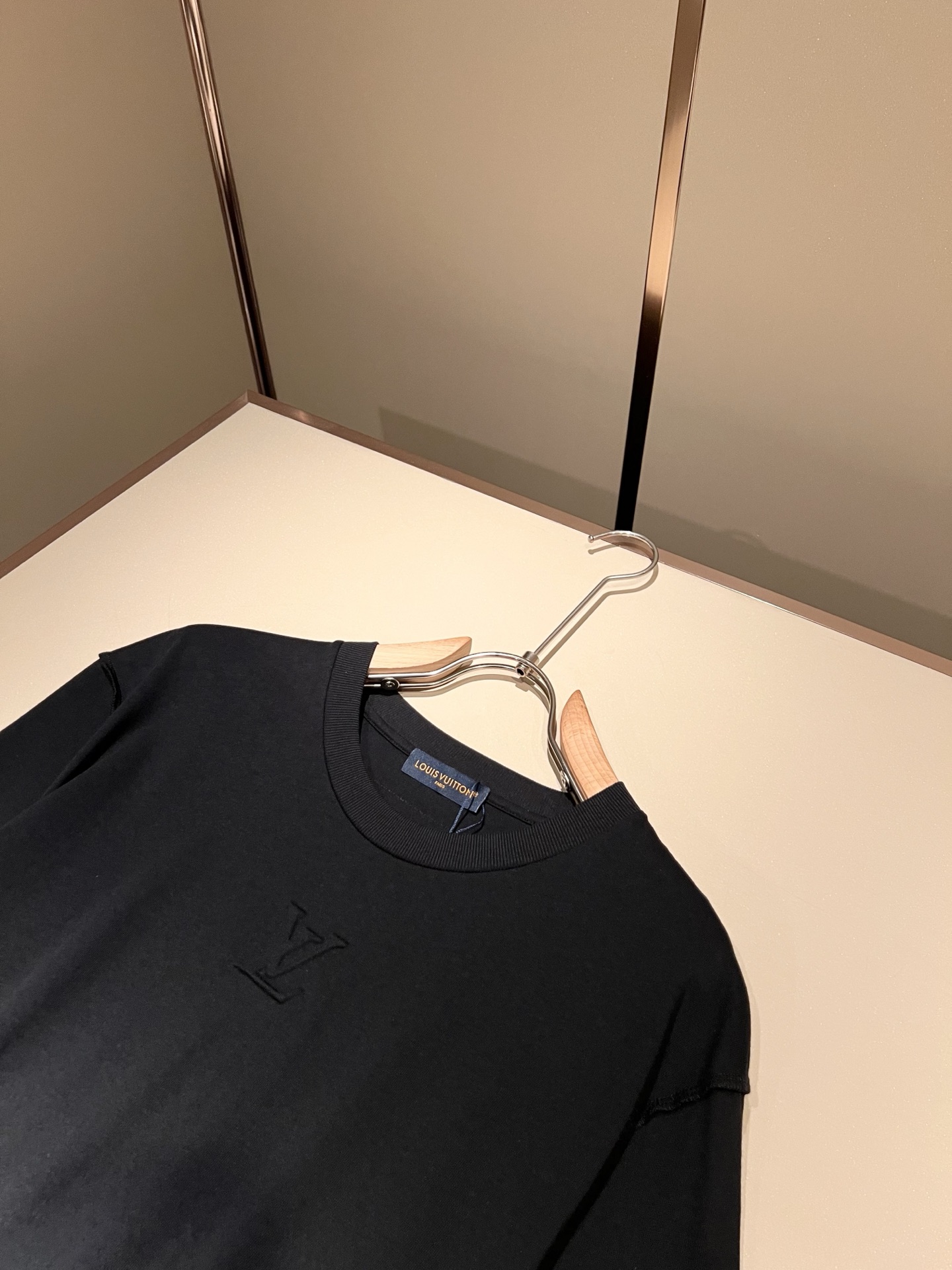 LouisVuitt*路易*登 2026春夏全新系列单品上线，非常时髦前卫的一款男女同款短袖T恤，标识l