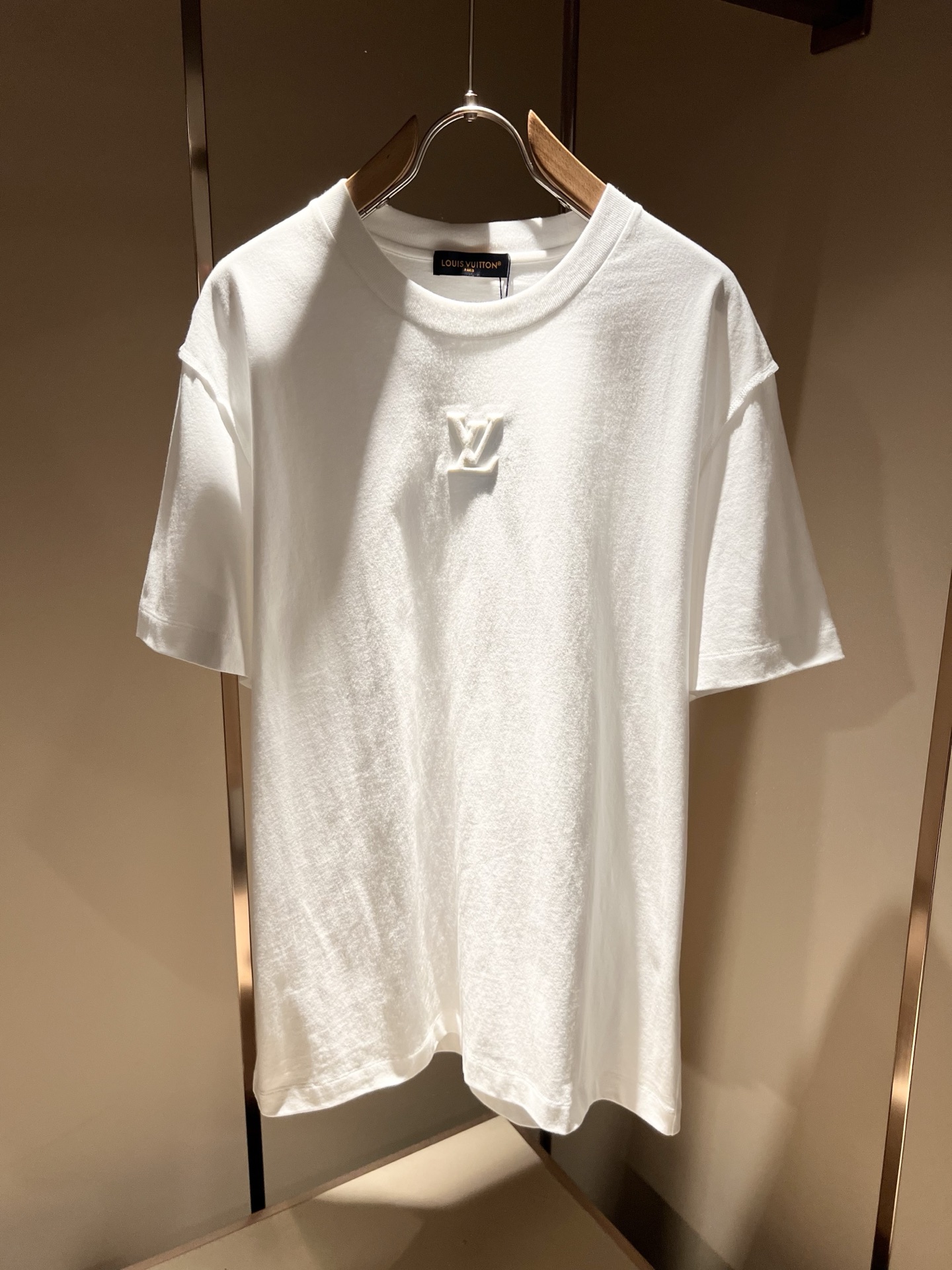 LouisVuitt*路易*登 2026春夏全新系列单品上线，非常时髦前卫的一款男女同款短袖T恤，标识l