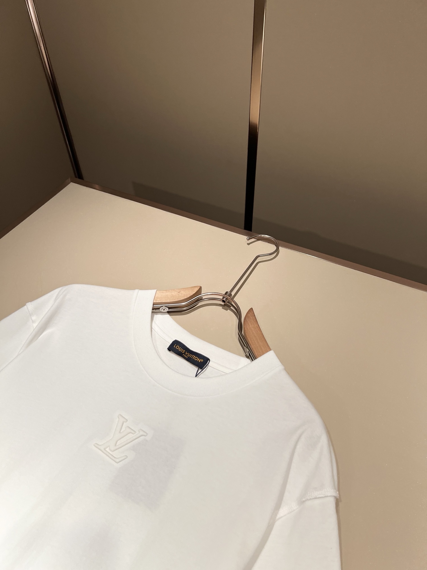 LouisVuitt*路易*登 2026春夏全新系列单品上线，非常时髦前卫的一款男女同款短袖T恤，标识l