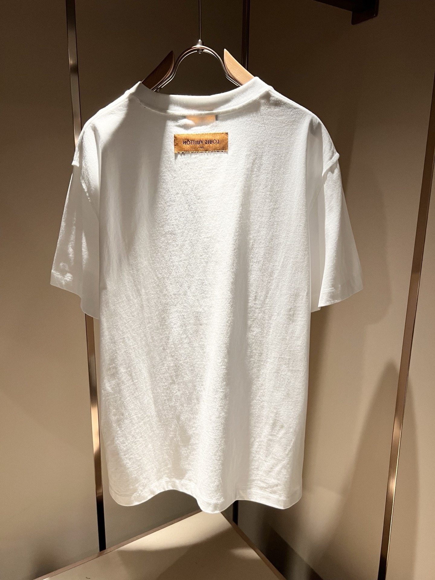 LouisVuitt*路易*登 2026春夏全新系列单品上线，非常时髦前卫的一款男女同款短袖T恤，标识l