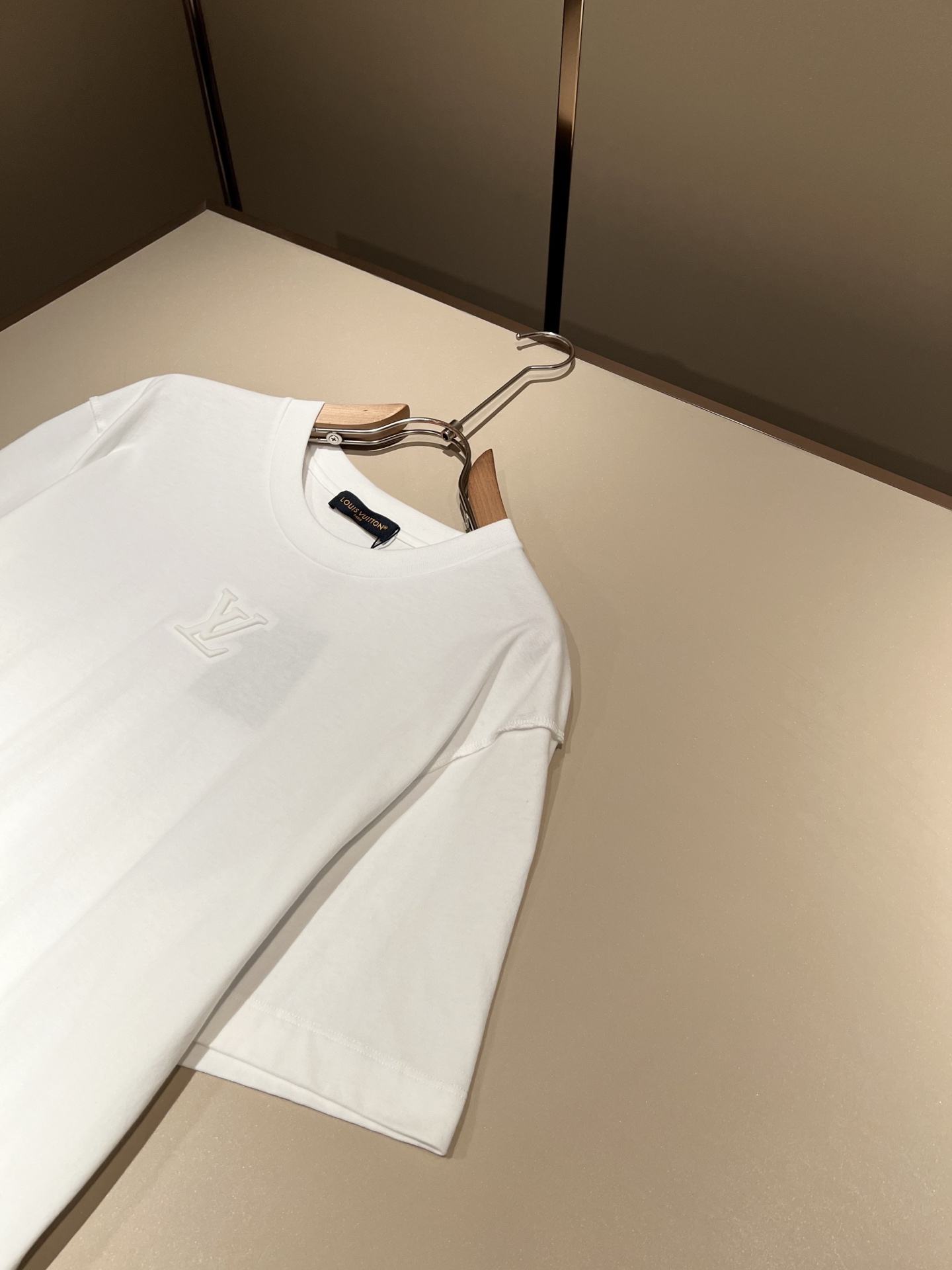 LouisVuitt*路易*登 2026春夏全新系列单品上线，非常时髦前卫的一款男女同款短袖T恤，标识l