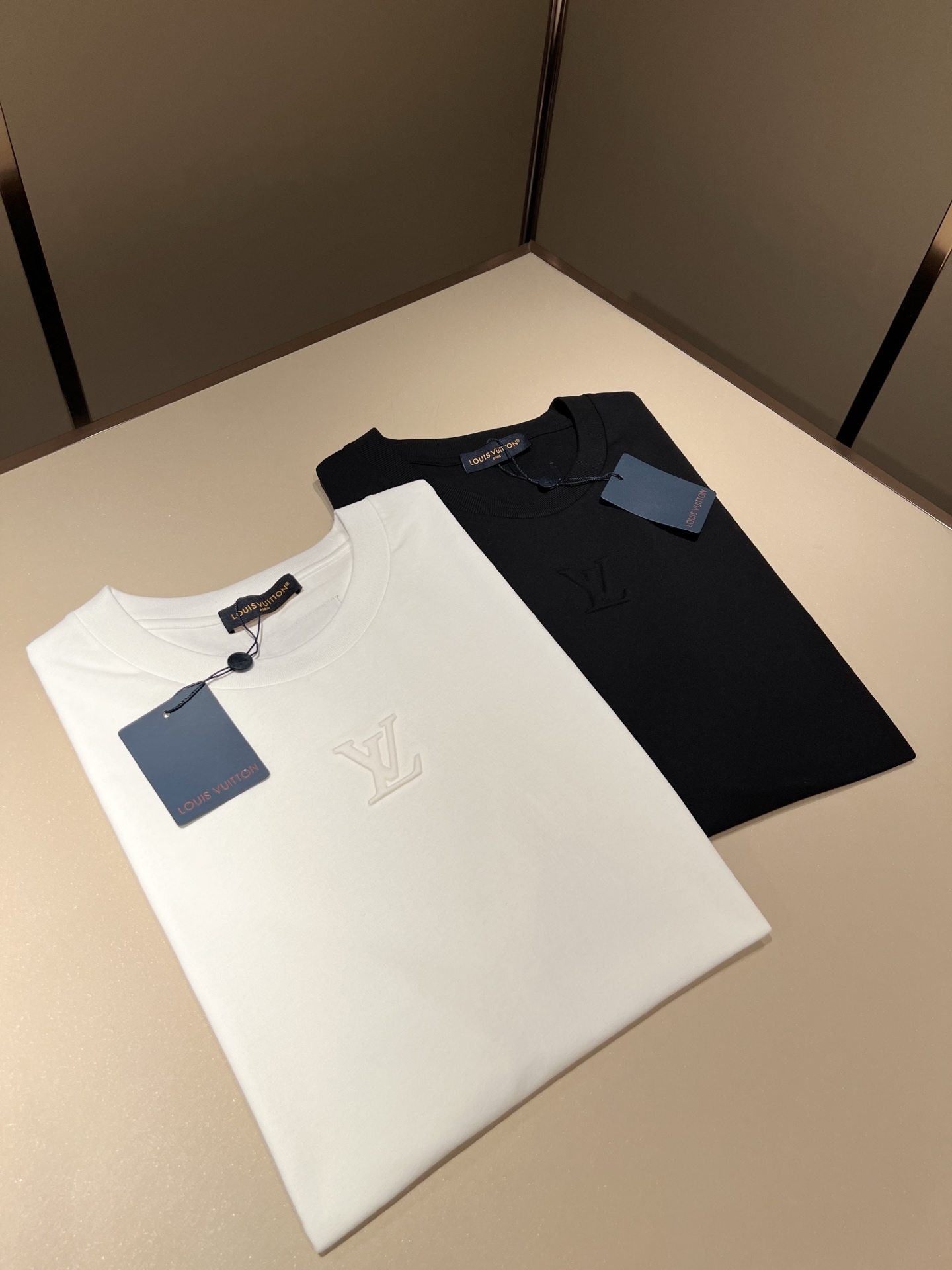LouisVuitt*路易*登 2026春夏全新系列单品上线，非常时髦前卫的一款男女同款短袖T恤，标识l