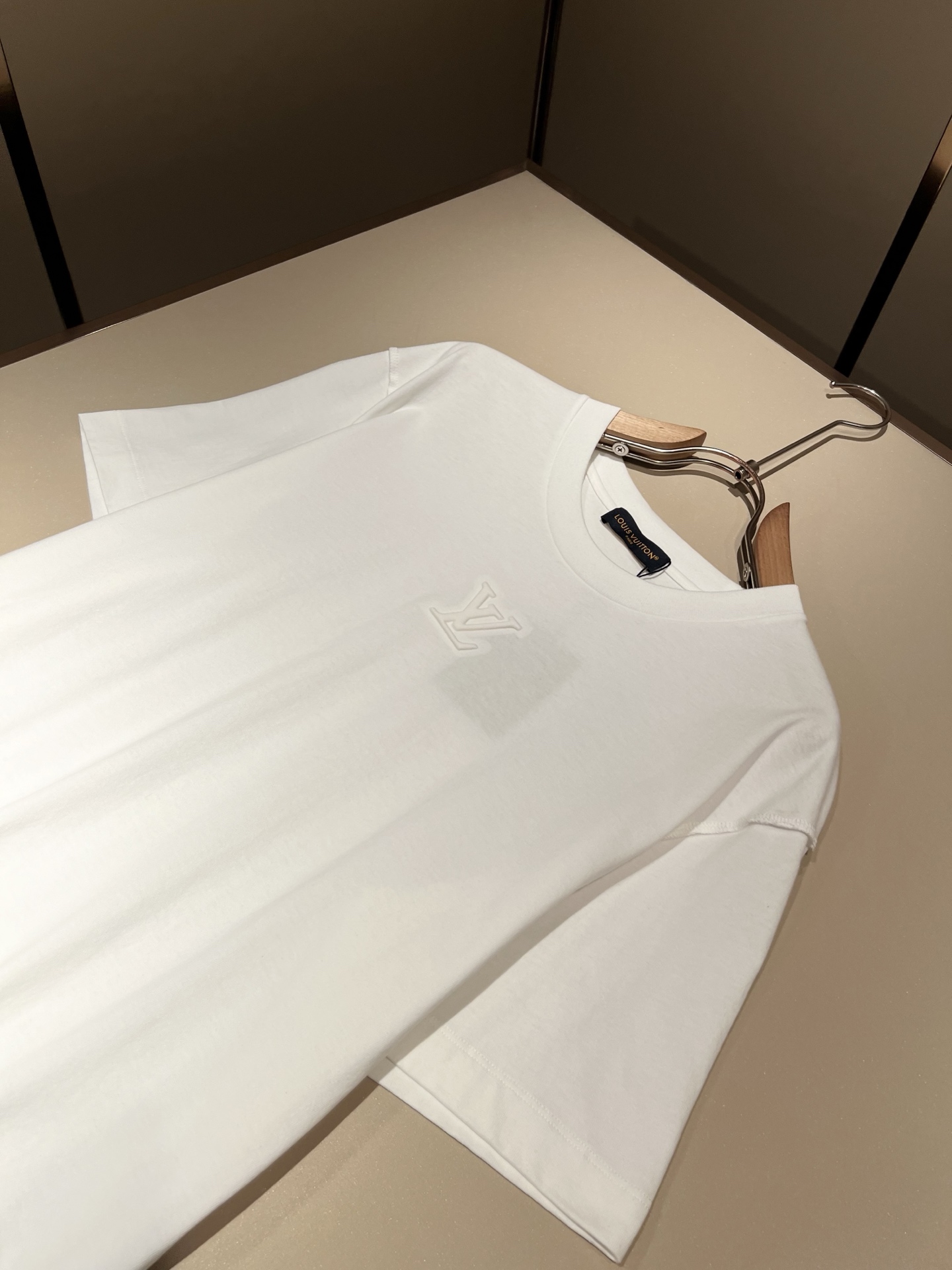 LouisVuitt*路易*登 2026春夏全新系列单品上线，非常时髦前卫的一款男女同款短袖T恤，标识l