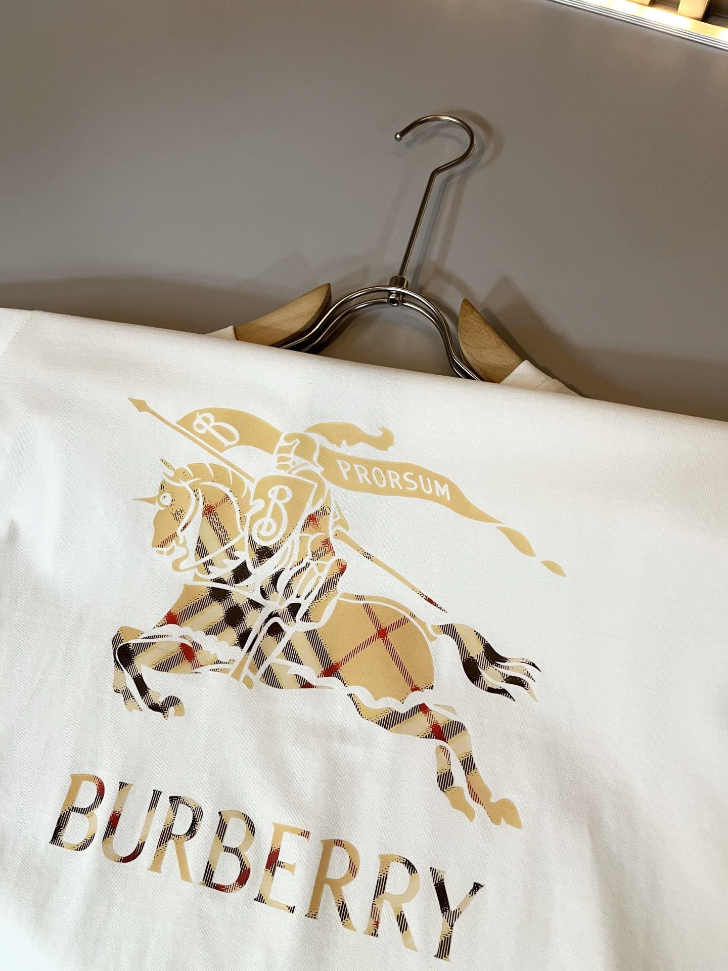 BURBER*Y巴*莉2026春夏新品短袖T恤，重磅来袭，最近比较火热的环保纯棉面料制作而成，高端户外运