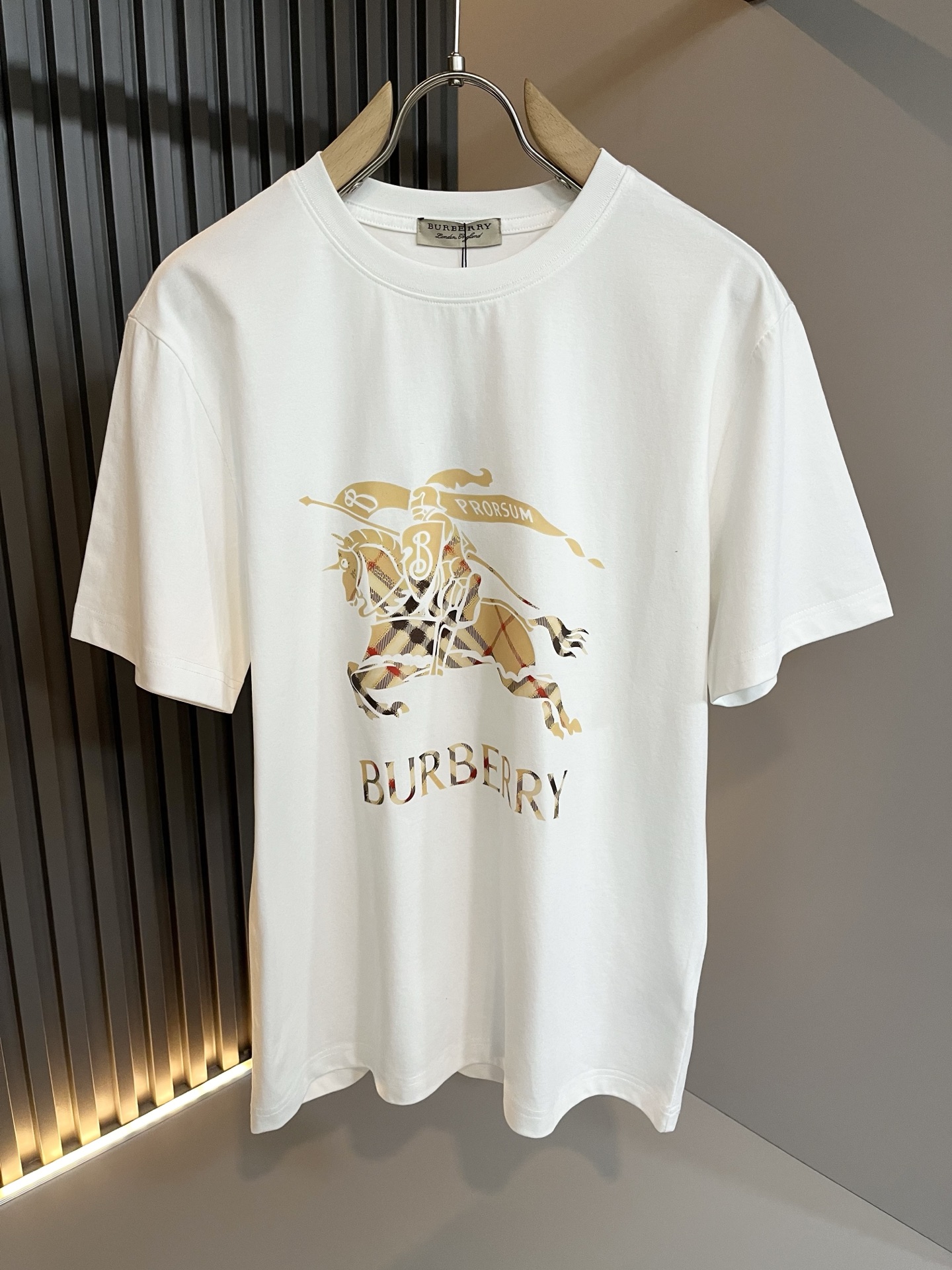 BURBER*Y巴*莉2026春夏新品短袖T恤，重磅来袭，最近比较火热的环保纯棉面料制作而成，高端户外运