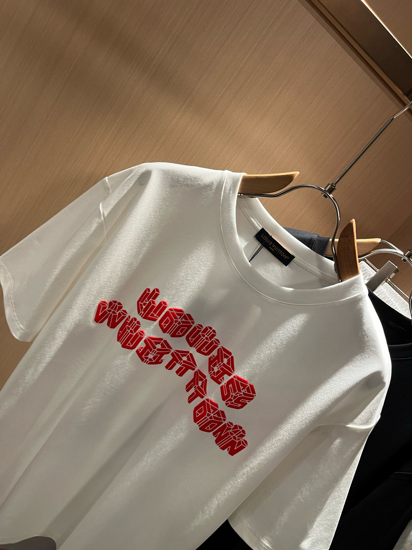 LouisVuitt*路易*登 2026春夏全新系列单品上线，非常时髦前卫的一款男女同款短袖T恤，标识l