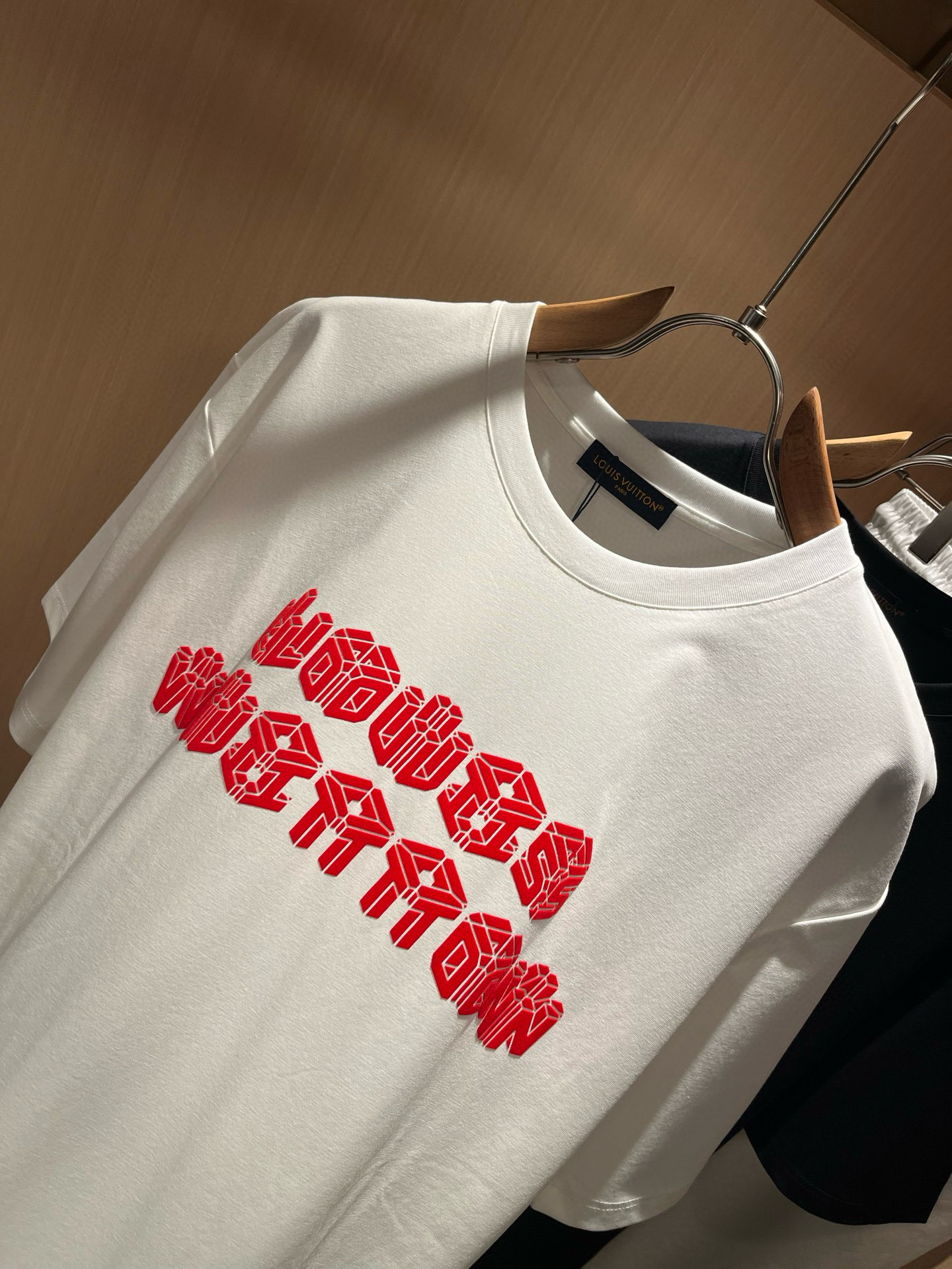 LouisVuitt*路易*登 2026春夏全新系列单品上线，非常时髦前卫的一款男女同款短袖T恤，标识l
