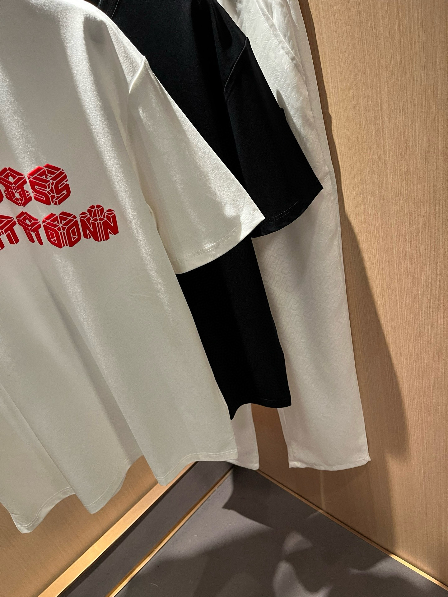 LouisVuitt*路易*登 2026春夏全新系列单品上线，非常时髦前卫的一款男女同款短袖T恤，标识l