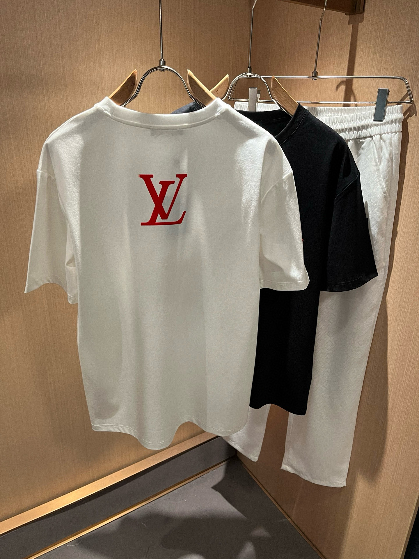 LouisVuitt*路易*登 2026春夏全新系列单品上线，非常时髦前卫的一款男女同款短袖T恤，标识l