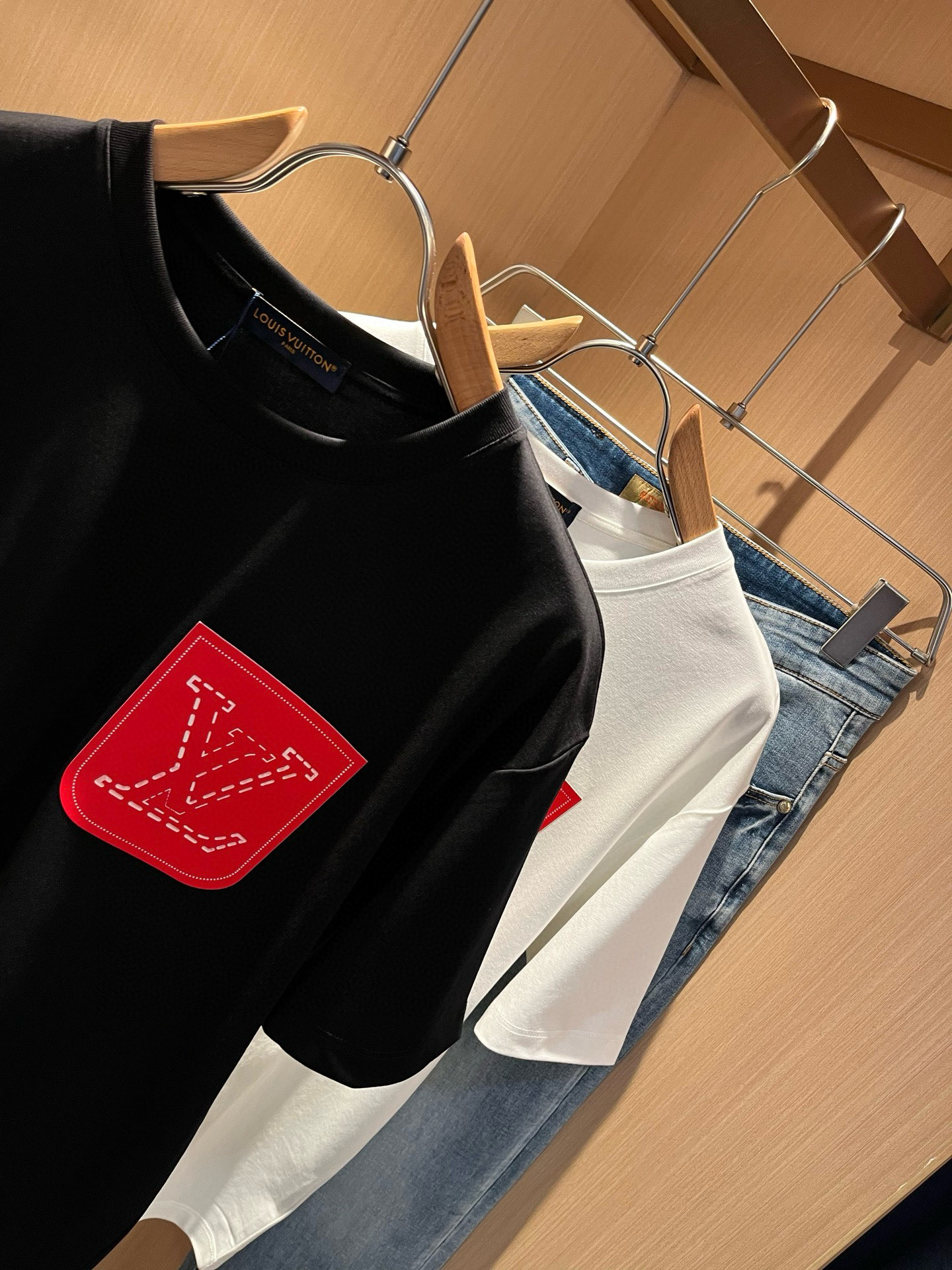 LouisVuitt*路易*登 2026春夏全新系列单品上线，非常时髦前卫的一款男女同款短袖T恤，标识l