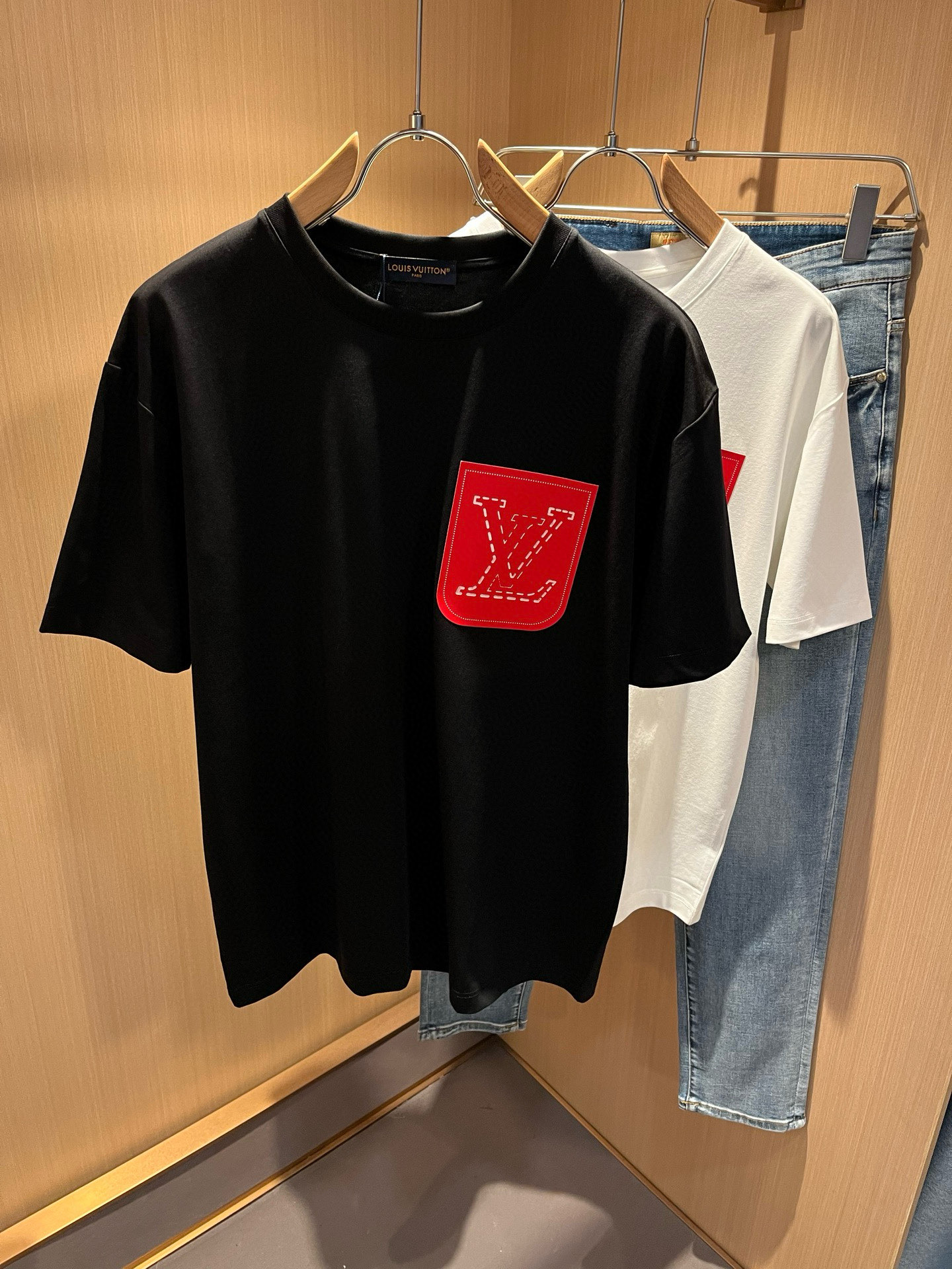 LouisVuitt*路易*登 2026春夏全新系列单品上线，非常时髦前卫的一款男女同款短袖T恤，标识l