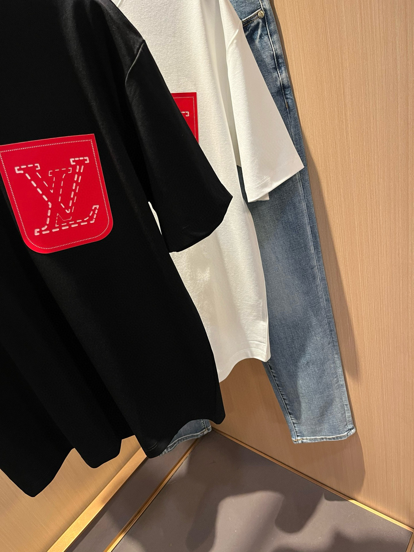 LouisVuitt*路易*登 2026春夏全新系列单品上线，非常时髦前卫的一款男女同款短袖T恤，标识l