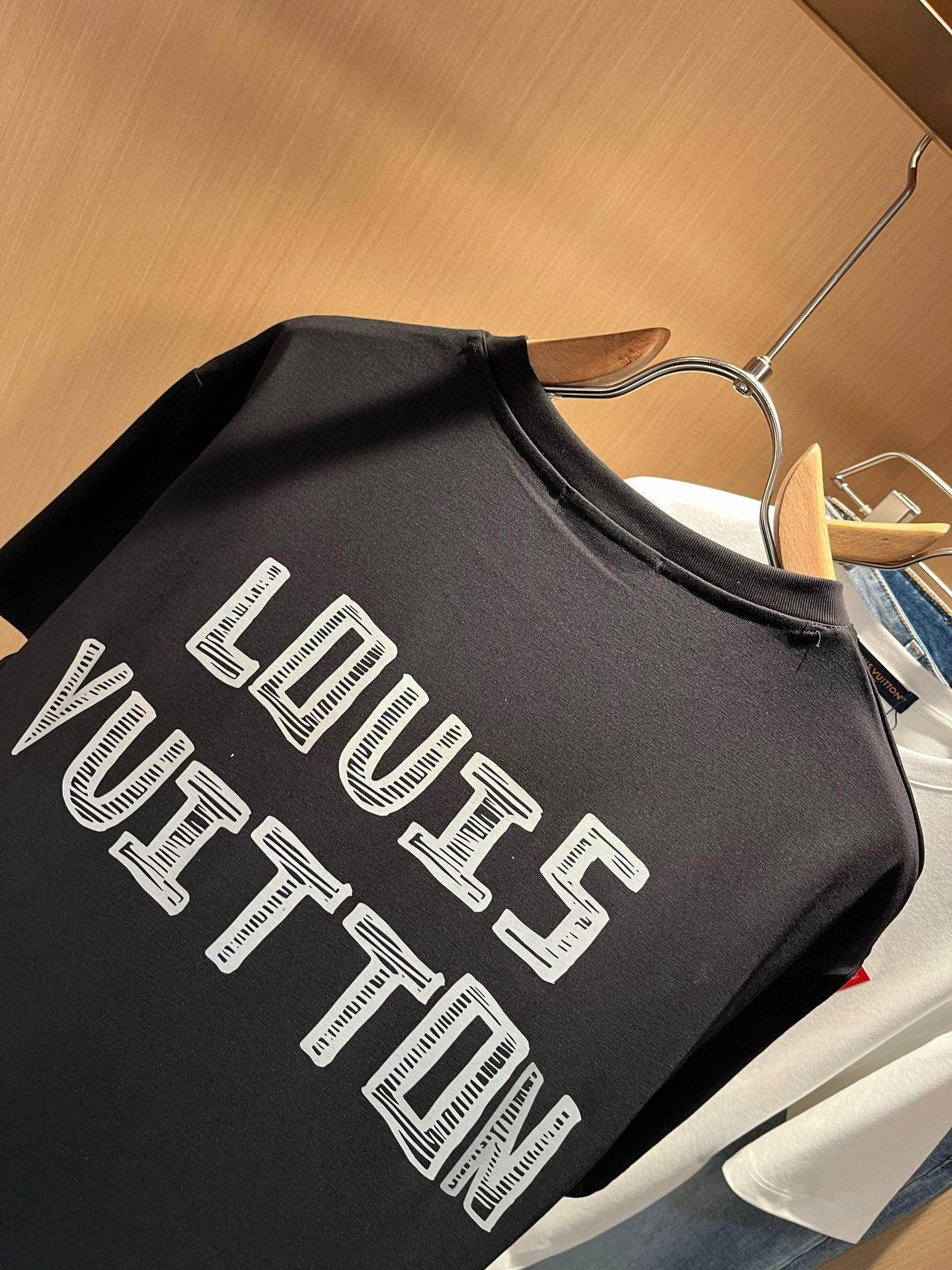 LouisVuitt*路易*登 2026春夏全新系列单品上线，非常时髦前卫的一款男女同款短袖T恤，标识l