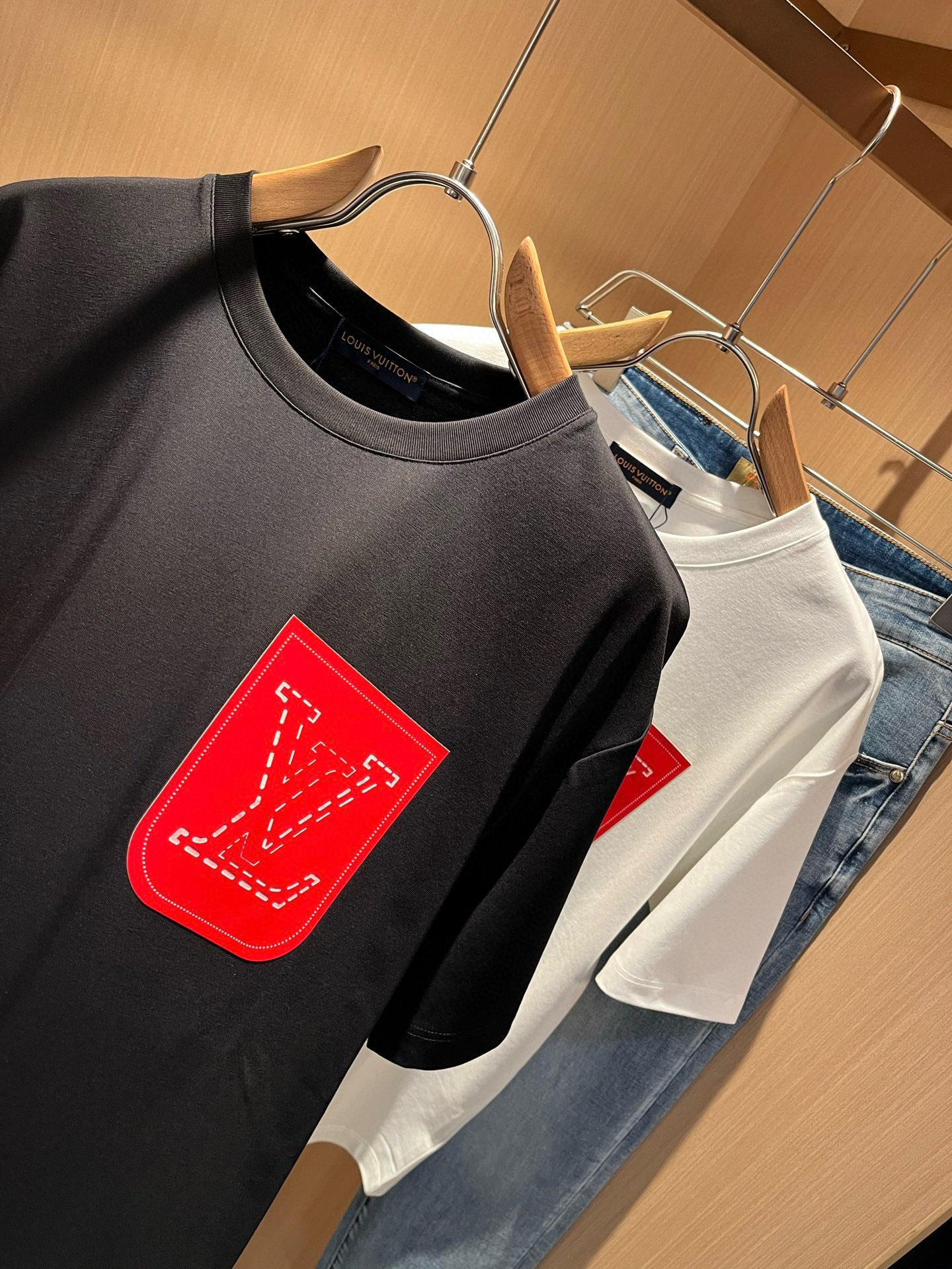 LouisVuitt*路易*登 2026春夏全新系列单品上线，非常时髦前卫的一款男女同款短袖T恤，标识l