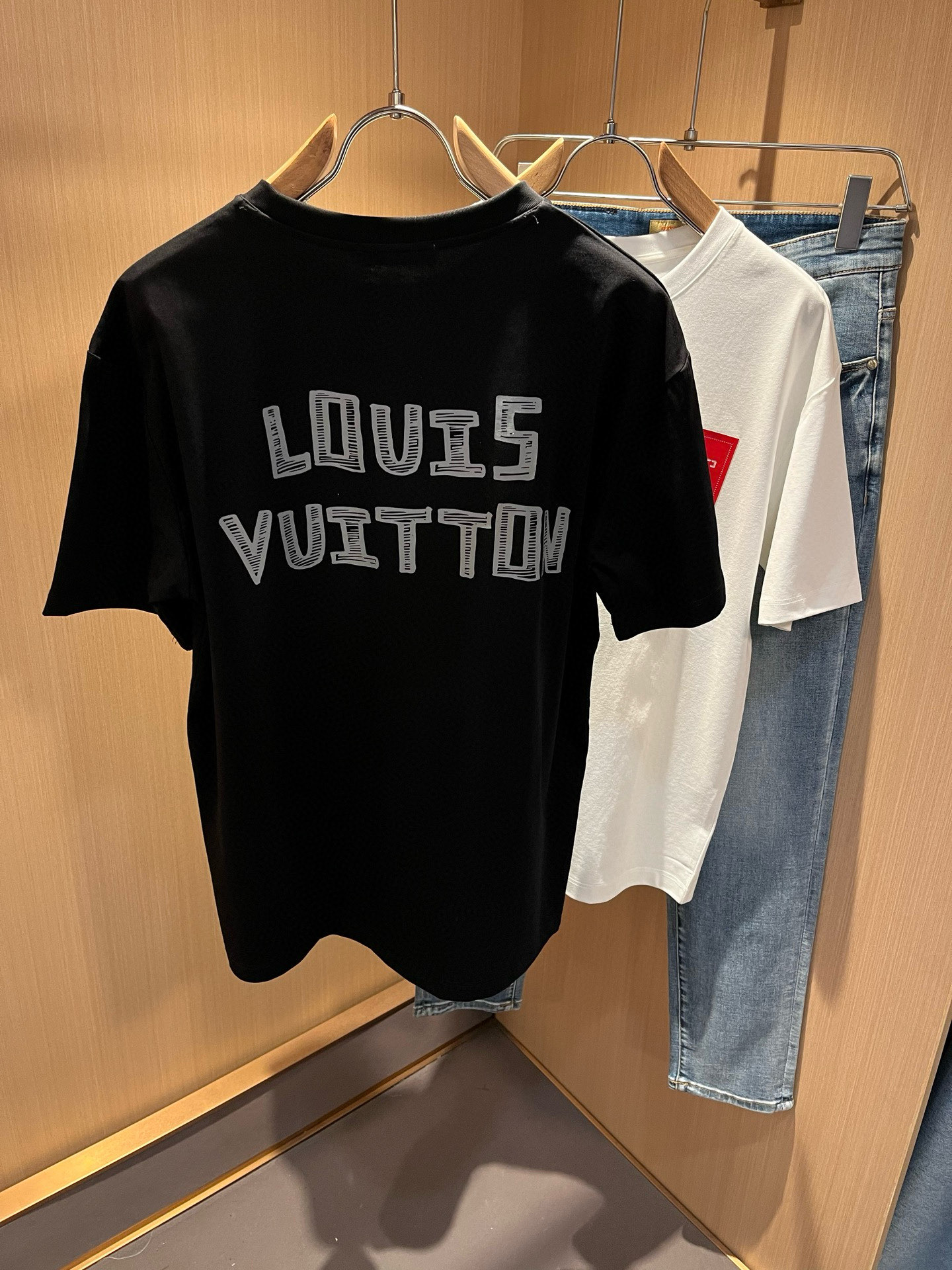 LouisVuitt*路易*登 2026春夏全新系列单品上线，非常时髦前卫的一款男女同款短袖T恤，标识l