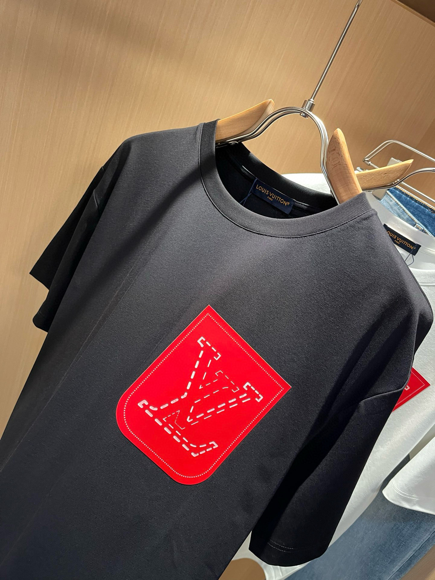 LouisVuitt*路易*登 2026春夏全新系列单品上线，非常时髦前卫的一款男女同款短袖T恤，标识l