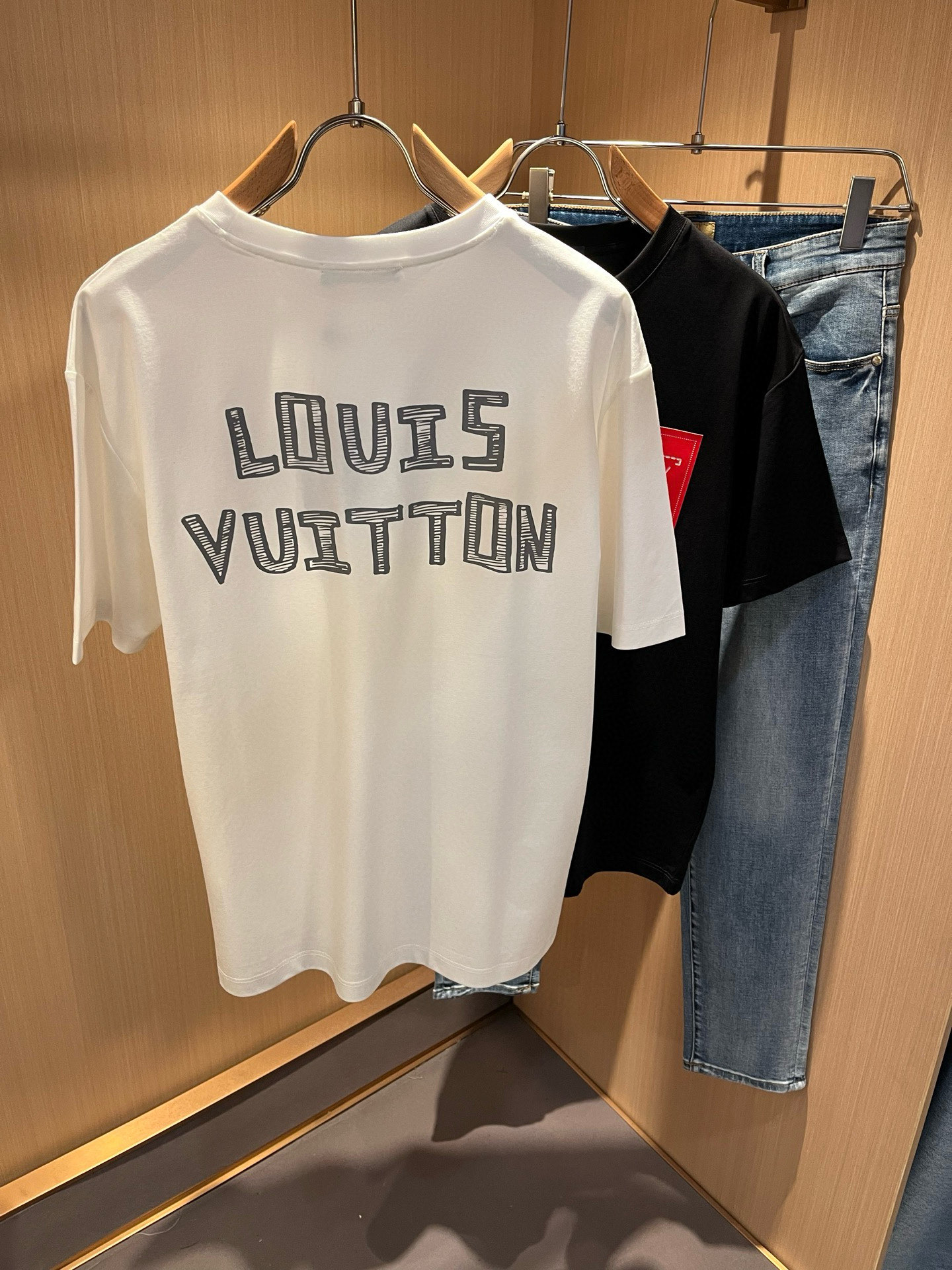 LouisVuitt*路易*登 2026春夏全新系列单品上线，非常时髦前卫的一款男女同款短袖T恤，标识l