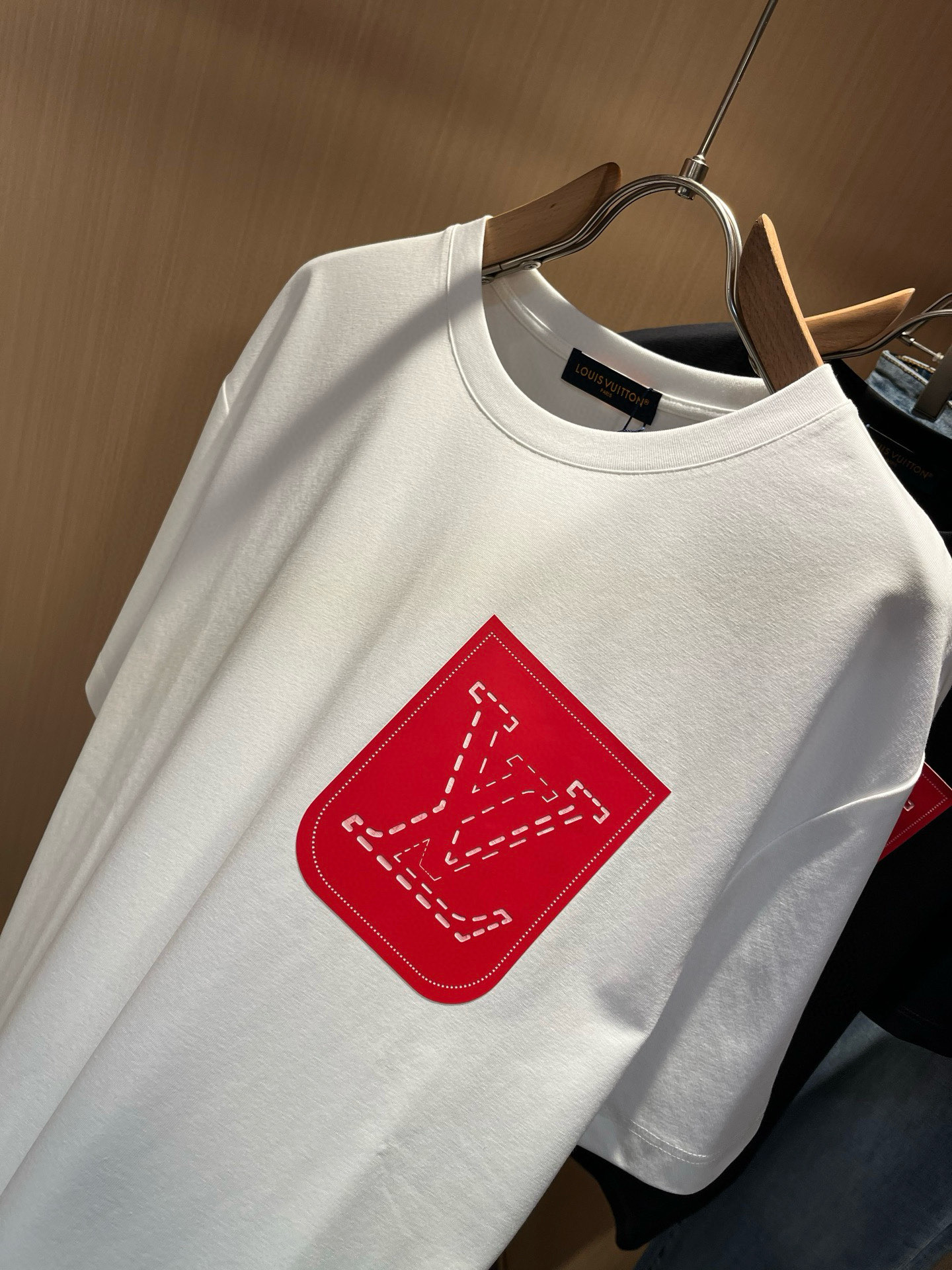 LouisVuitt*路易*登 2026春夏全新系列单品上线，非常时髦前卫的一款男女同款短袖T恤，标识l