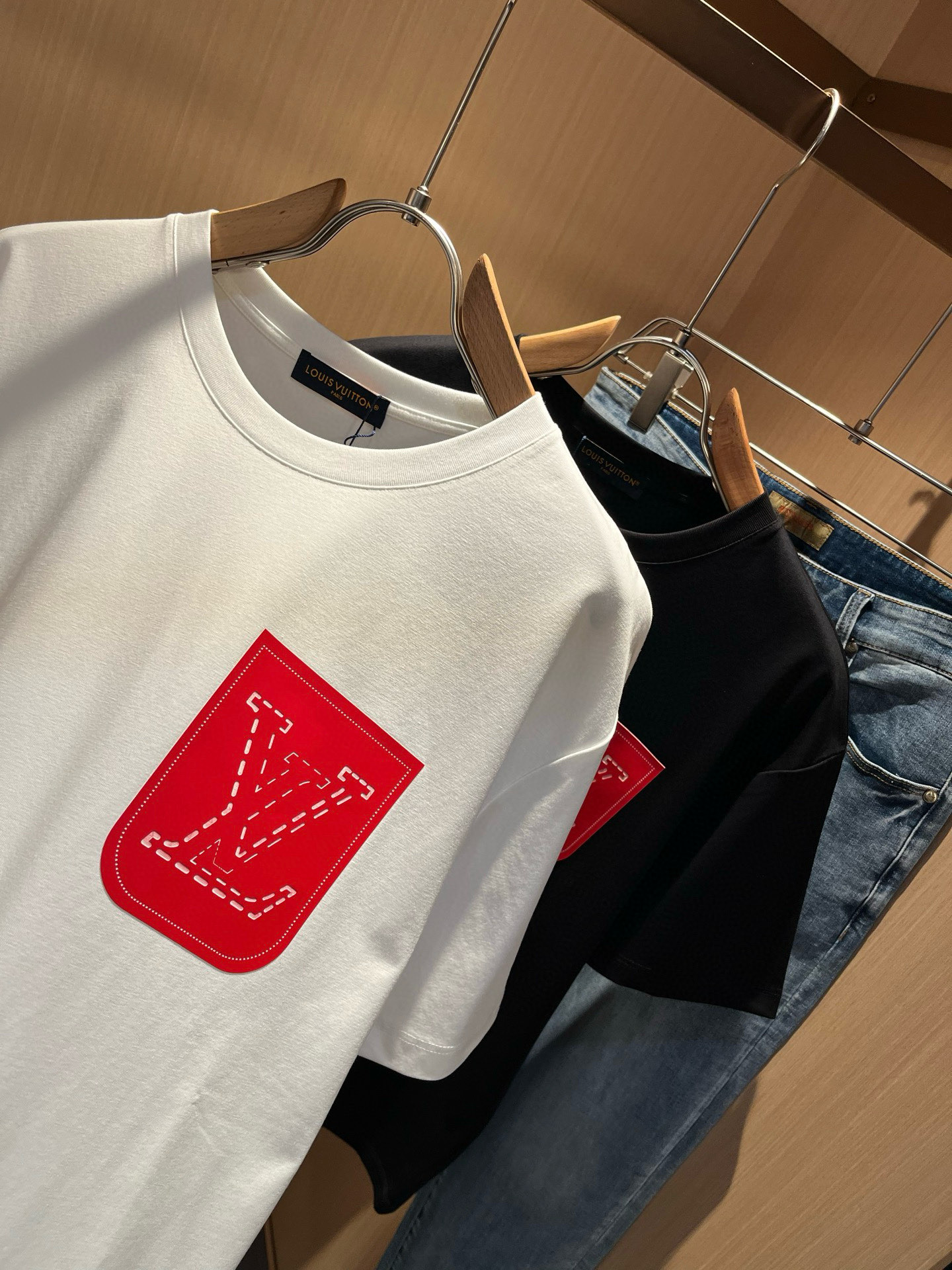 LouisVuitt*路易*登 2026春夏全新系列单品上线，非常时髦前卫的一款男女同款短袖T恤，标识l