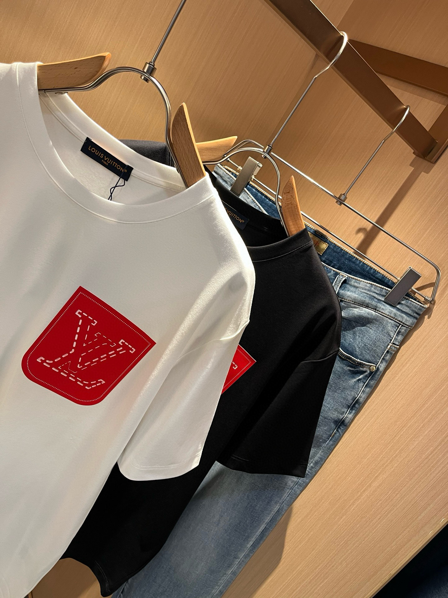 LouisVuitt*路易*登 2026春夏全新系列单品上线，非常时髦前卫的一款男女同款短袖T恤，标识l
