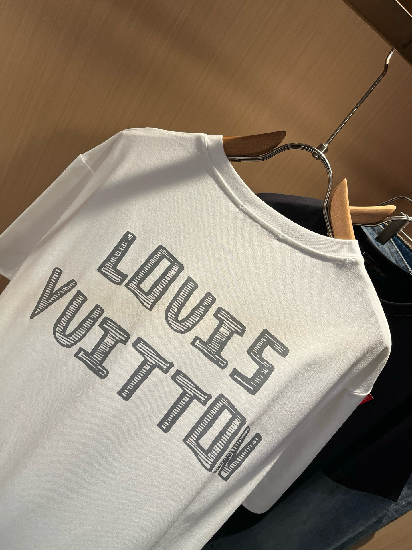 LouisVuitt*路易*登 2026春夏全新系列单品上线，非常时髦前卫的一款男女同款短袖T恤，标识l