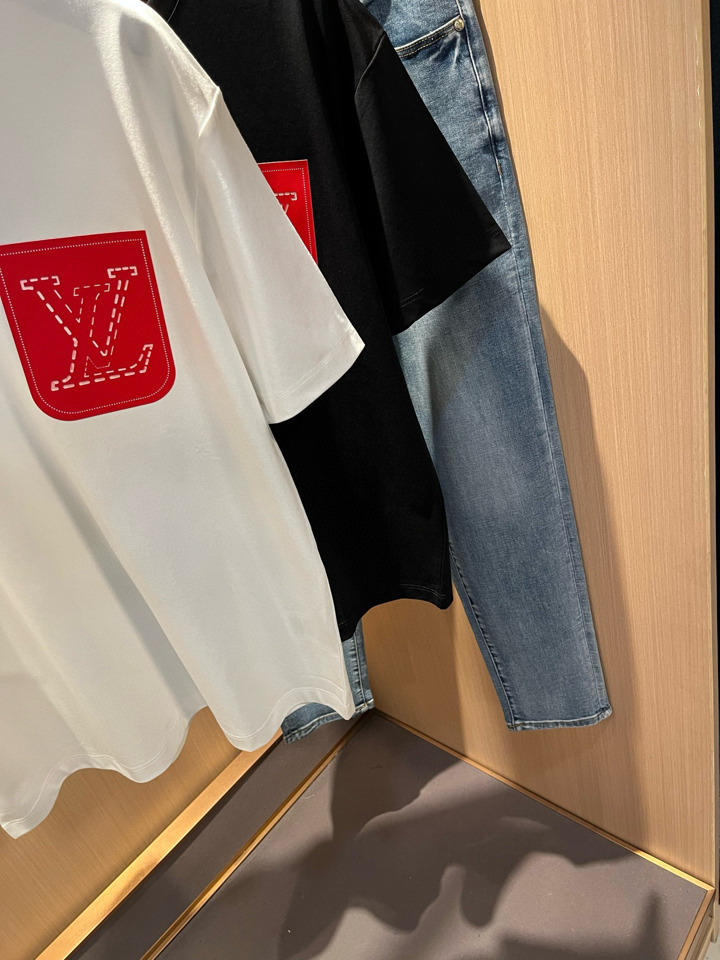 LouisVuitt*路易*登 2026春夏全新系列单品上线，非常时髦前卫的一款男女同款短袖T恤，标识l