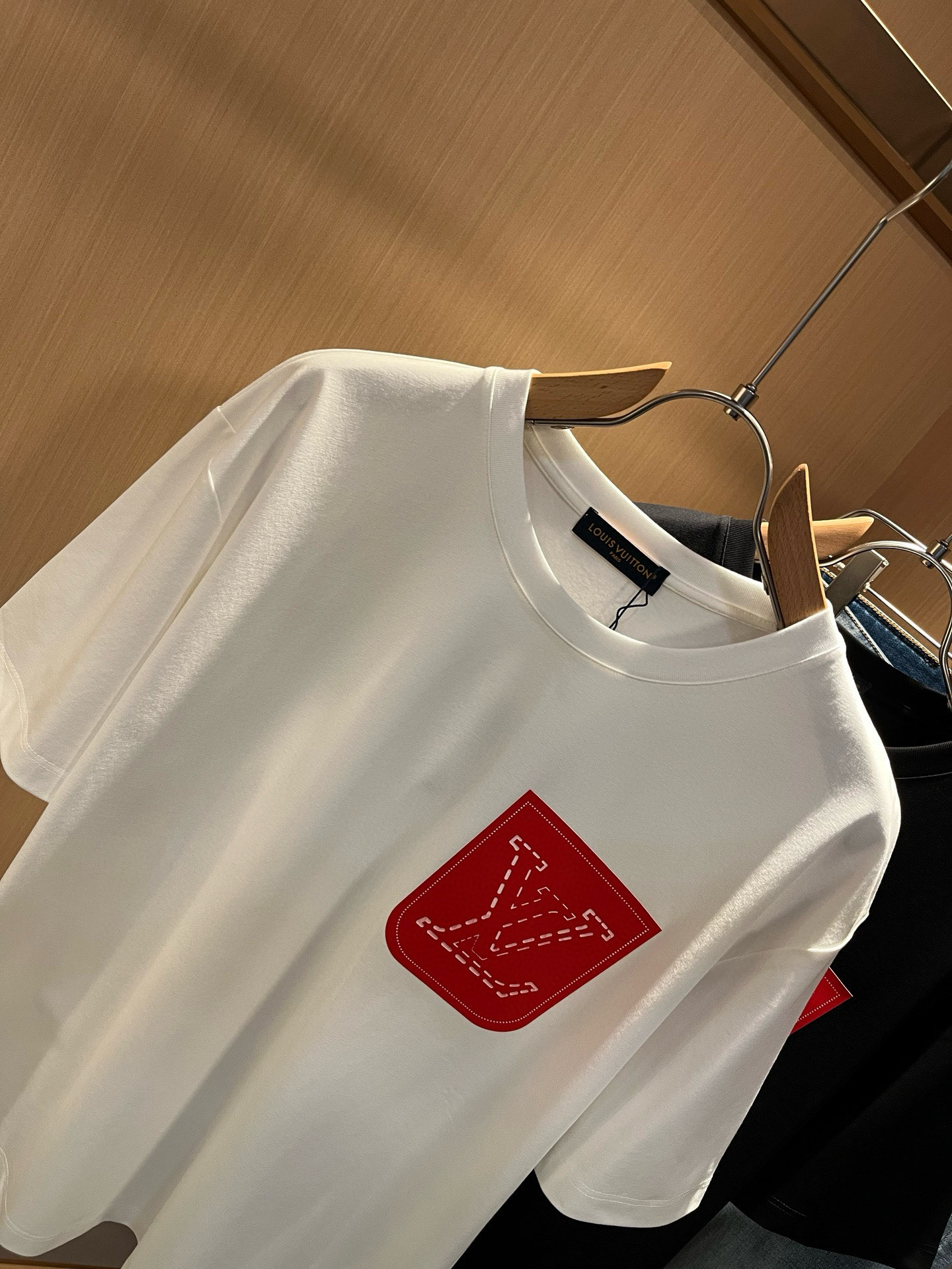 LouisVuitt*路易*登 2026春夏全新系列单品上线，非常时髦前卫的一款男女同款短袖T恤，标识l