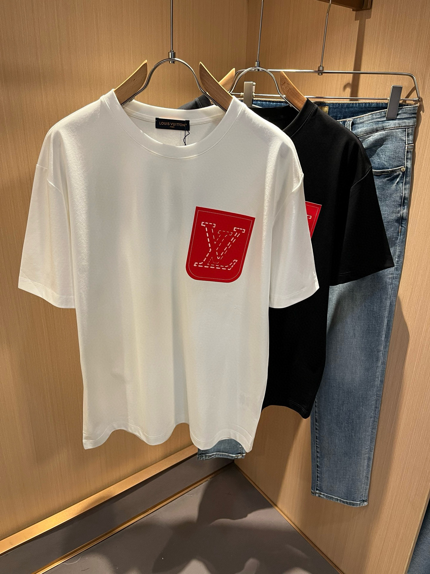 LouisVuitt*路易*登 2026春夏全新系列单品上线，非常时髦前卫的一款男女同款短袖T恤，标识l