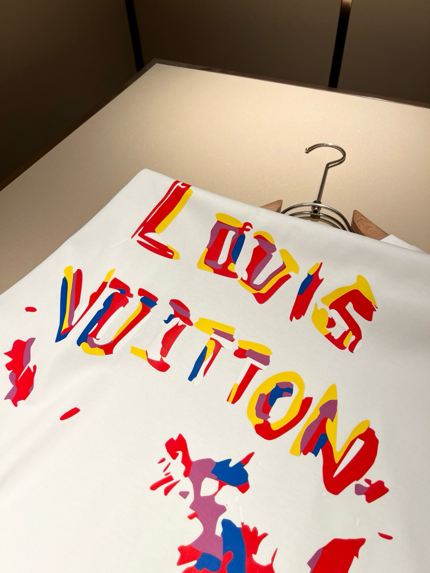 LouisVuitt*路易*登 2026春夏全新系列单品上线，非常时髦前卫的一款男女同款短袖T恤，标识l