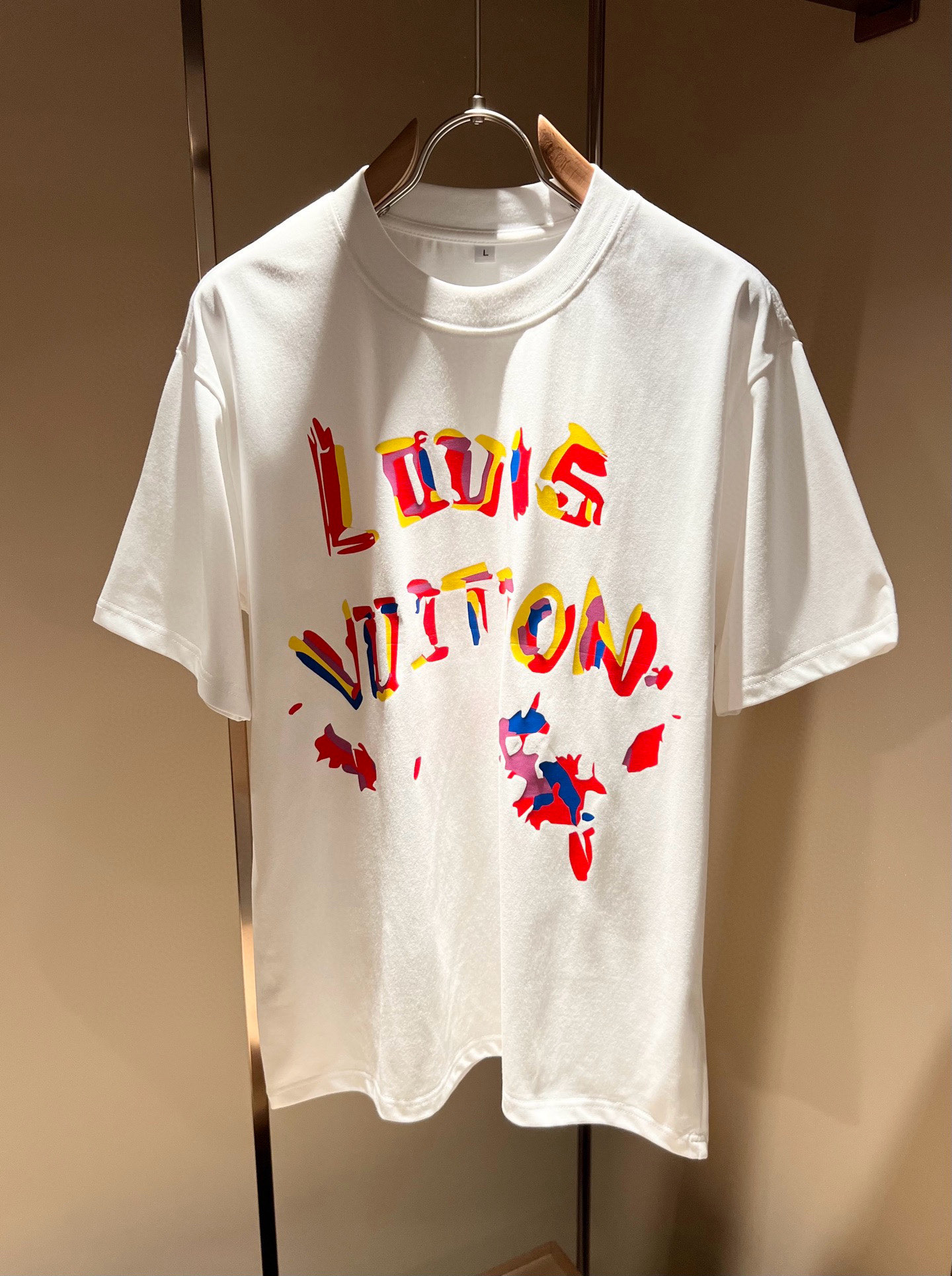 LouisVuitt*路易*登 2026春夏全新系列单品上线，非常时髦前卫的一款男女同款短袖T恤，标识l