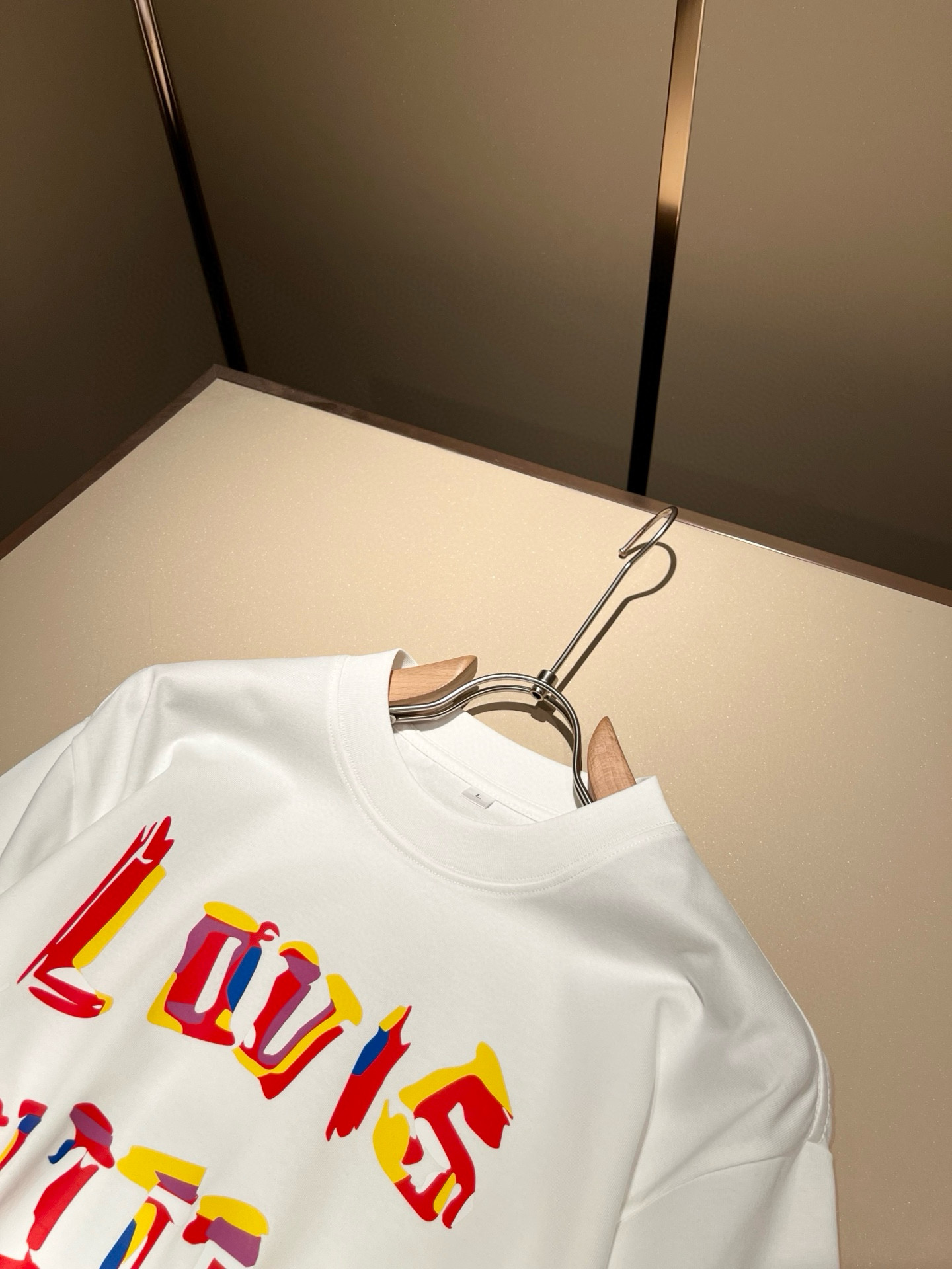 LouisVuitt*路易*登 2026春夏全新系列单品上线，非常时髦前卫的一款男女同款短袖T恤，标识l