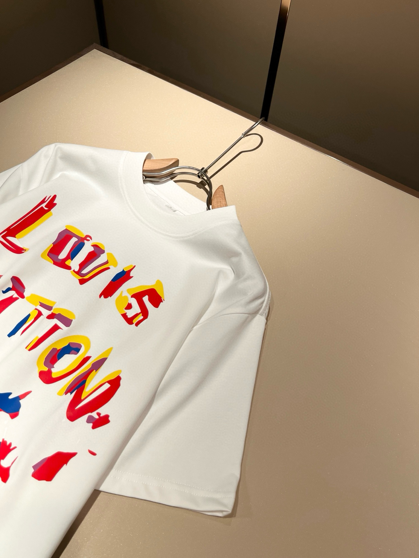 LouisVuitt*路易*登 2026春夏全新系列单品上线，非常时髦前卫的一款男女同款短袖T恤，标识l