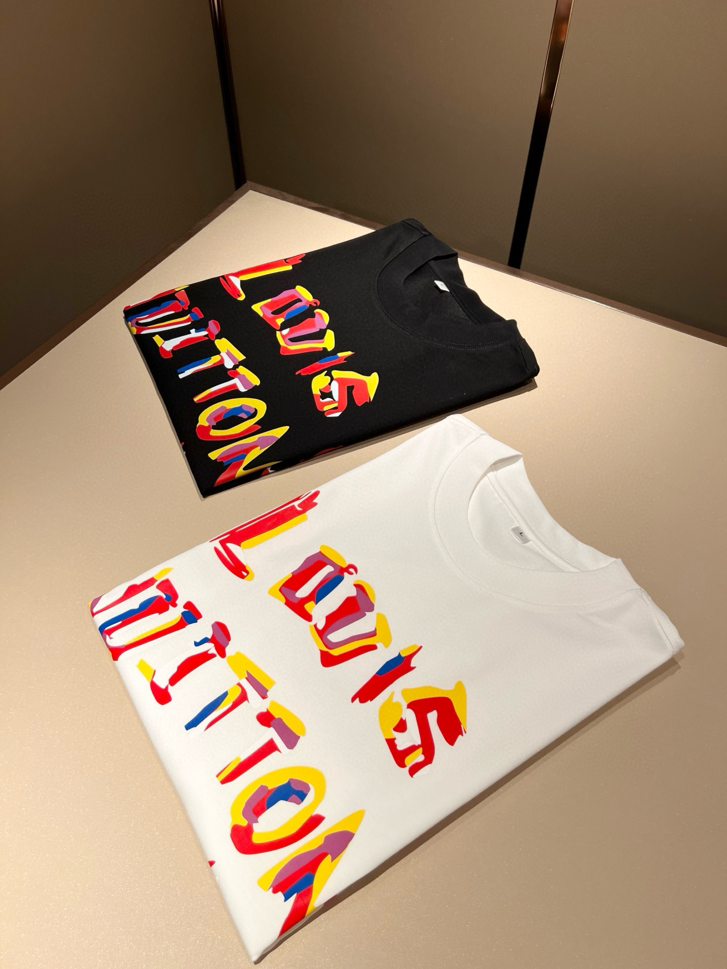 LouisVuitt*路易*登 2026春夏全新系列单品上线，非常时髦前卫的一款男女同款短袖T恤，标识l