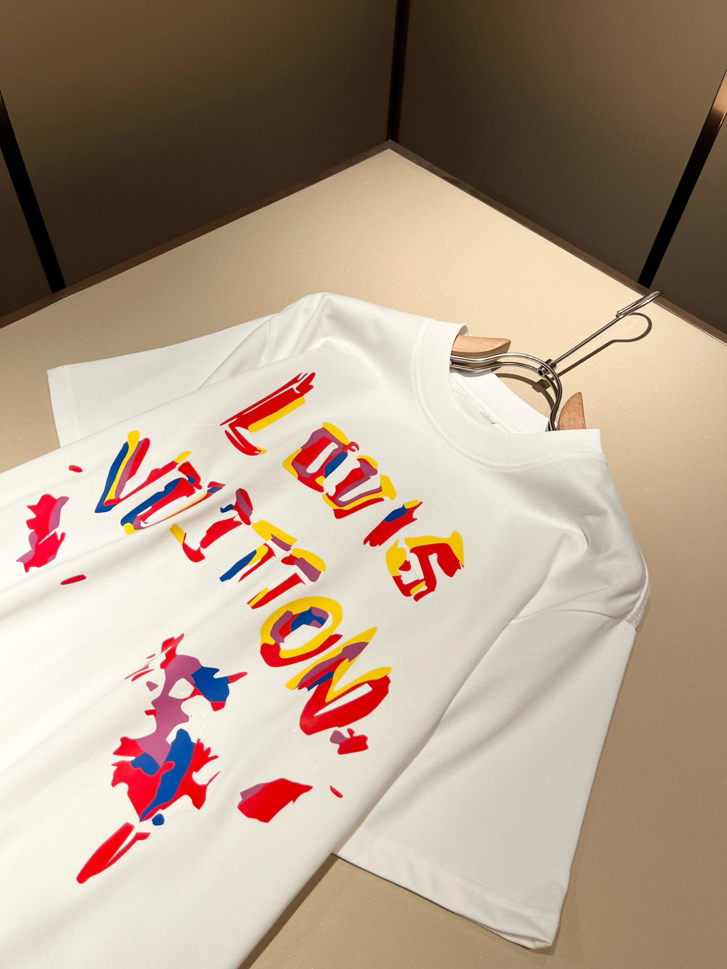 LouisVuitt*路易*登 2026春夏全新系列单品上线，非常时髦前卫的一款男女同款短袖T恤，标识l