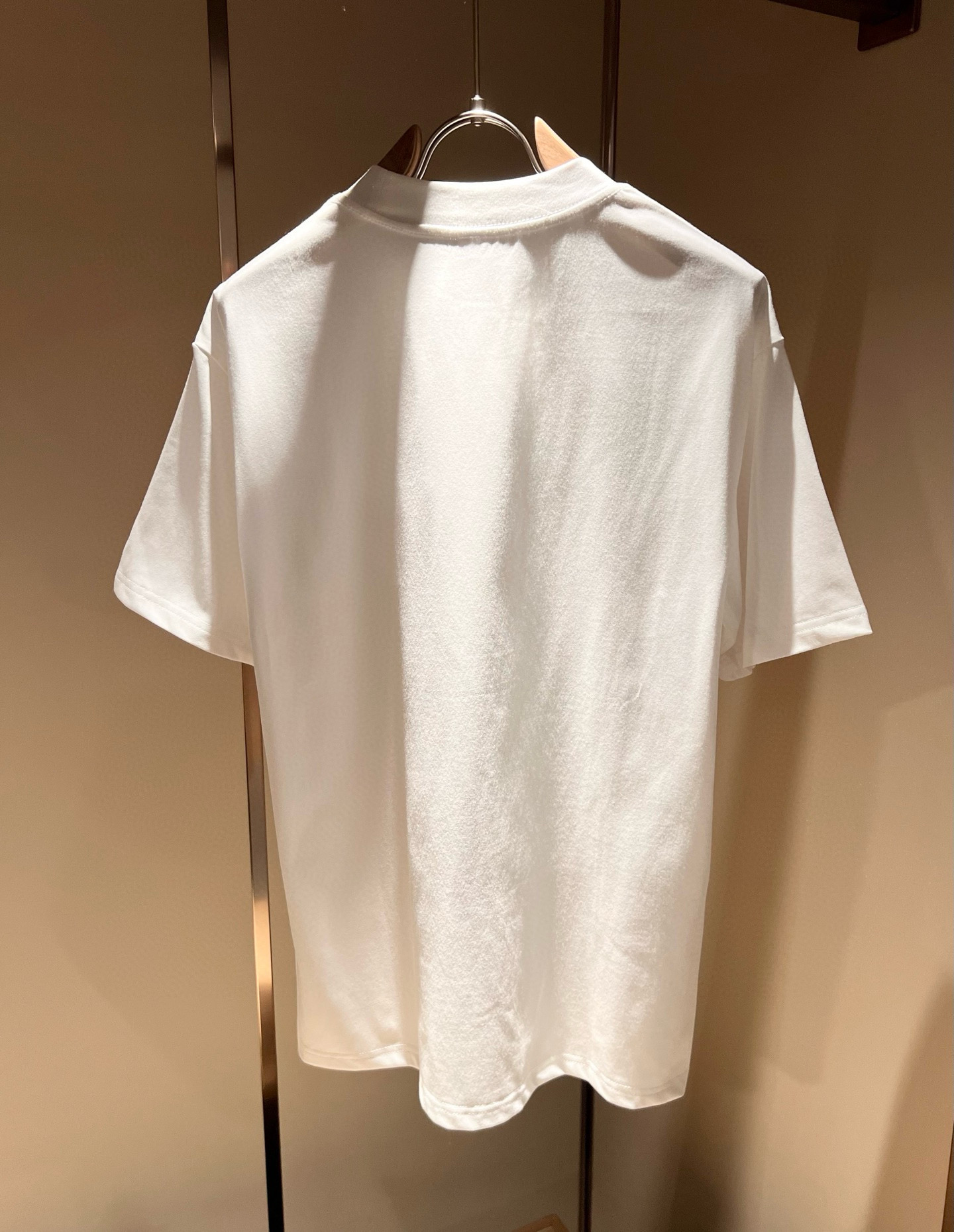 LouisVuitt*路易*登 2026春夏全新系列单品上线，非常时髦前卫的一款男女同款短袖T恤，标识l