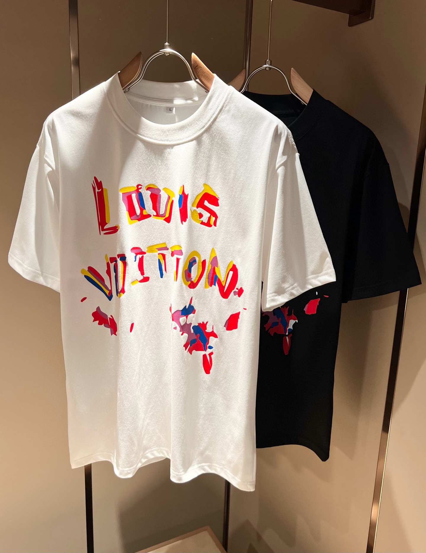 LouisVuitt*路易*登 2026春夏全新系列单品上线，非常时髦前卫的一款男女同款短袖T恤，标识l