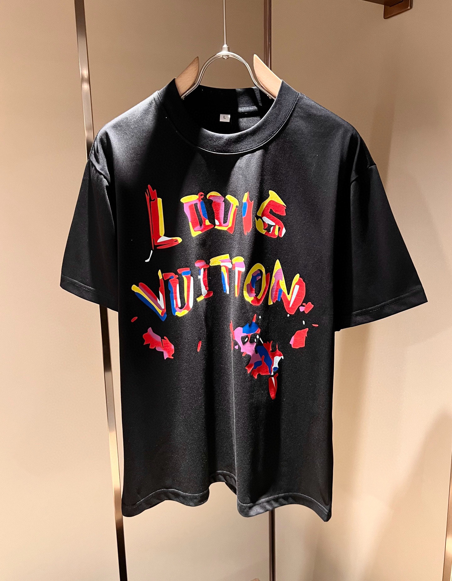 LouisVuitt*路易*登 2026春夏全新系列单品上线，非常时髦前卫的一款男女同款短袖T恤，标识l