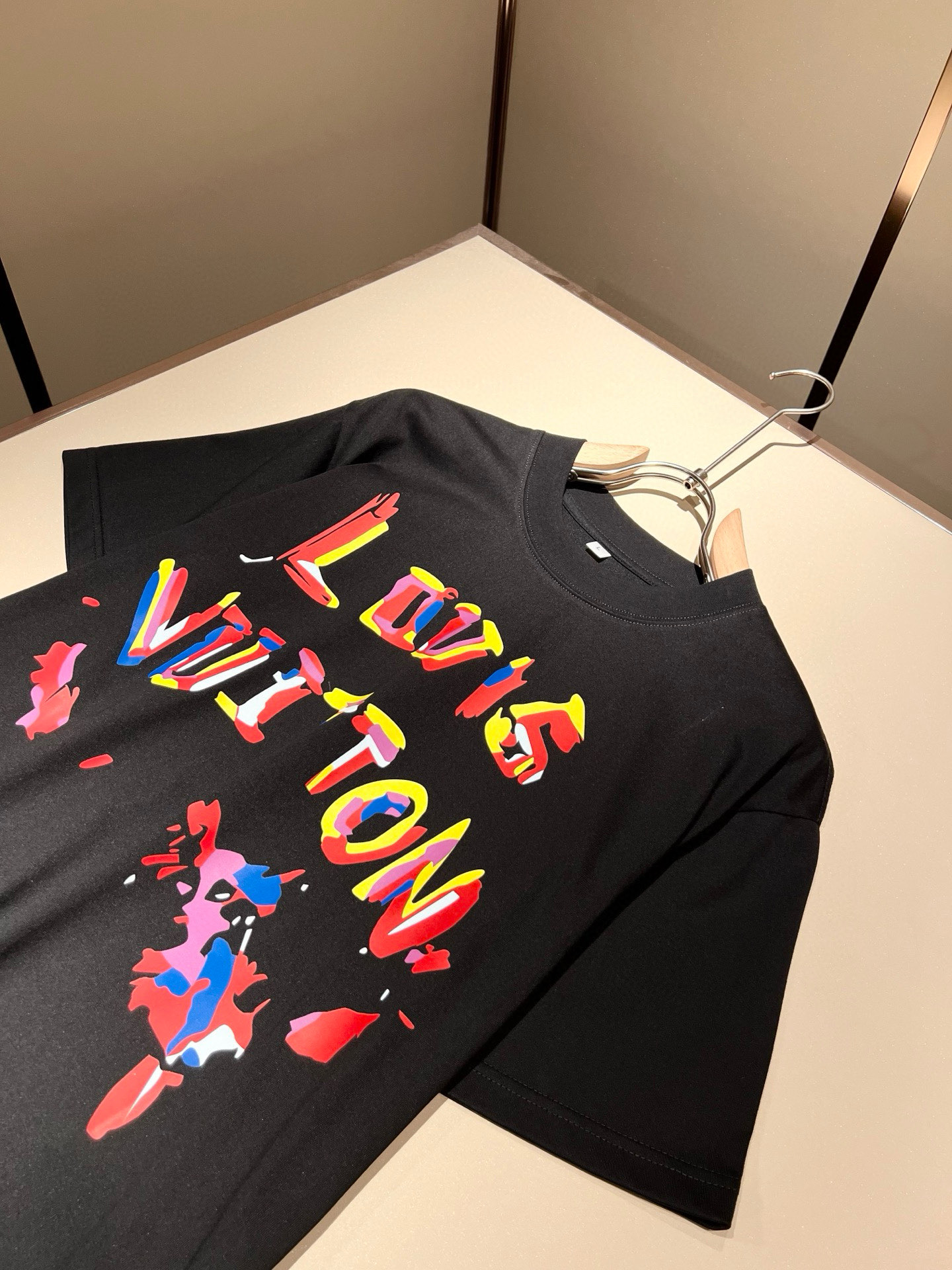 LouisVuitt*路易*登 2026春夏全新系列单品上线，非常时髦前卫的一款男女同款短袖T恤，标识l
