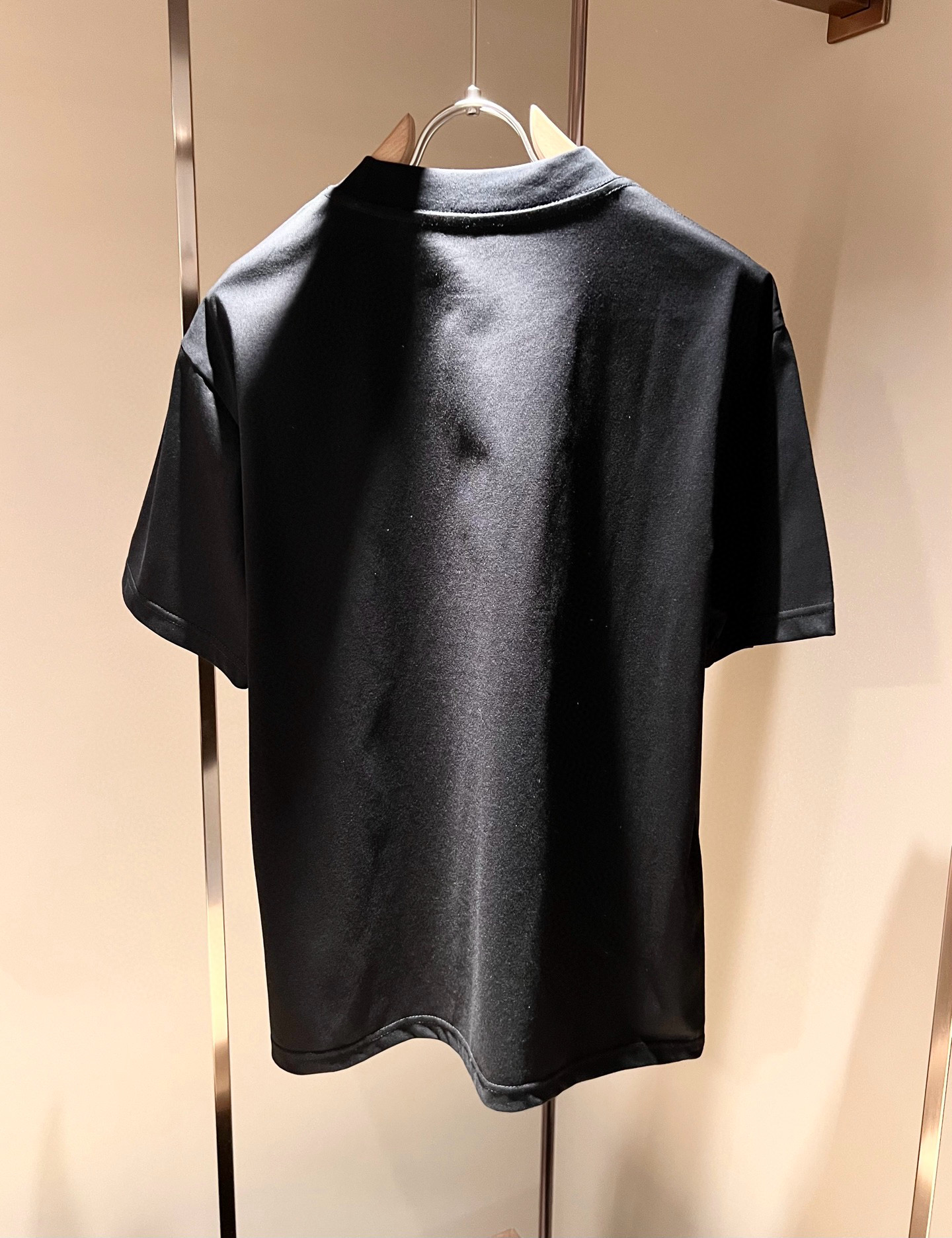 LouisVuitt*路易*登 2026春夏全新系列单品上线，非常时髦前卫的一款男女同款短袖T恤，标识l