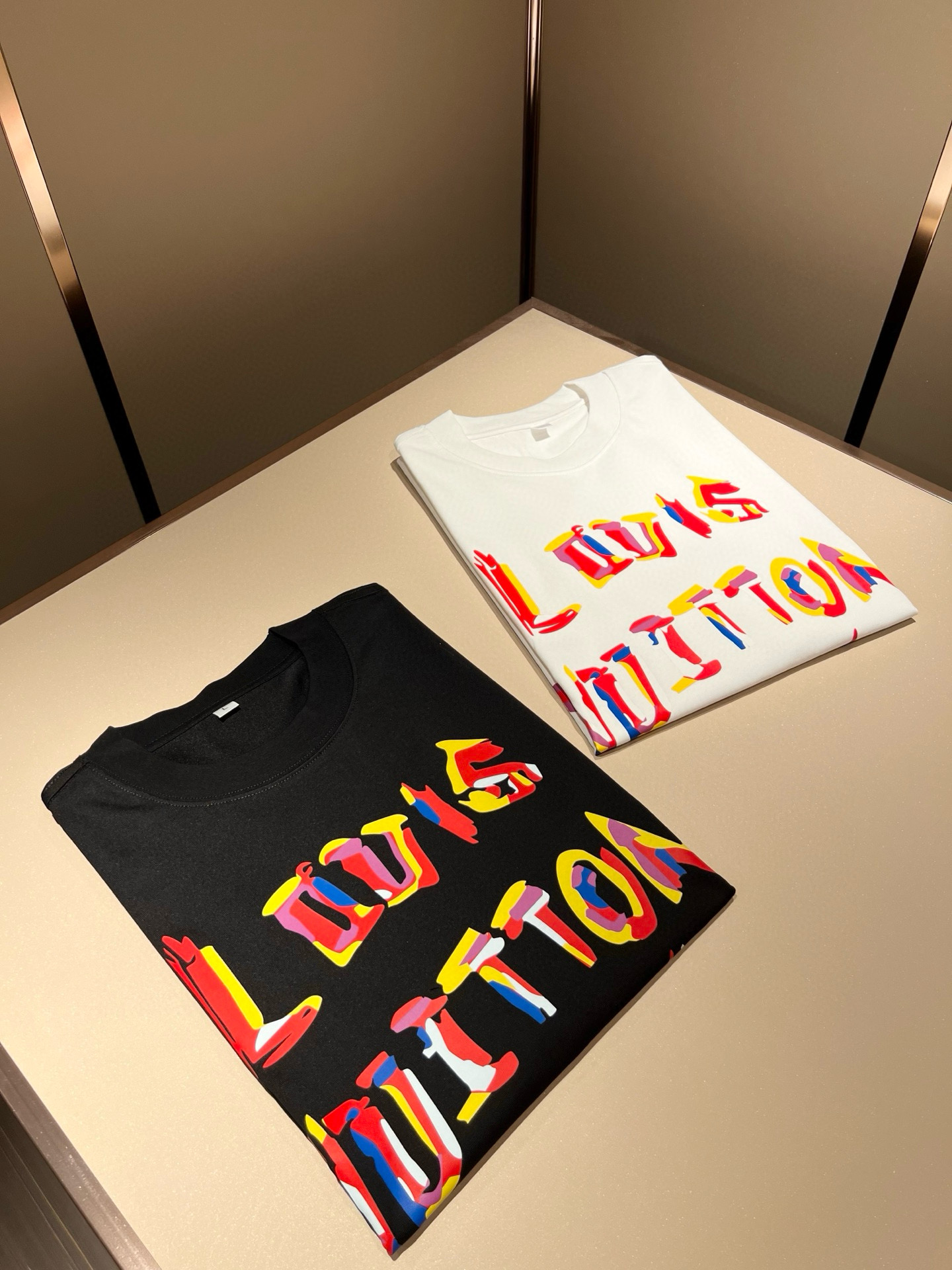 LouisVuitt*路易*登 2026春夏全新系列单品上线，非常时髦前卫的一款男女同款短袖T恤，标识l