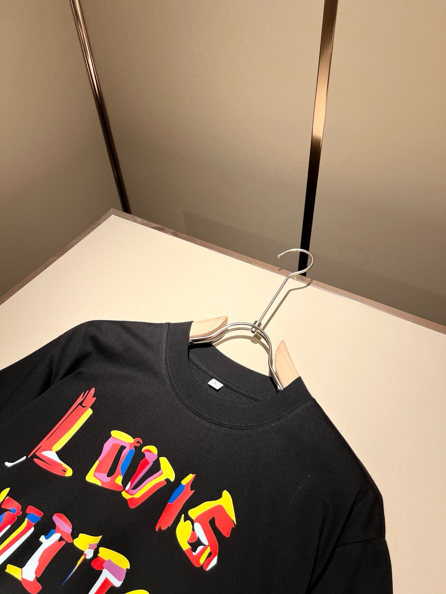 LouisVuitt*路易*登 2026春夏全新系列单品上线，非常时髦前卫的一款男女同款短袖T恤，标识l